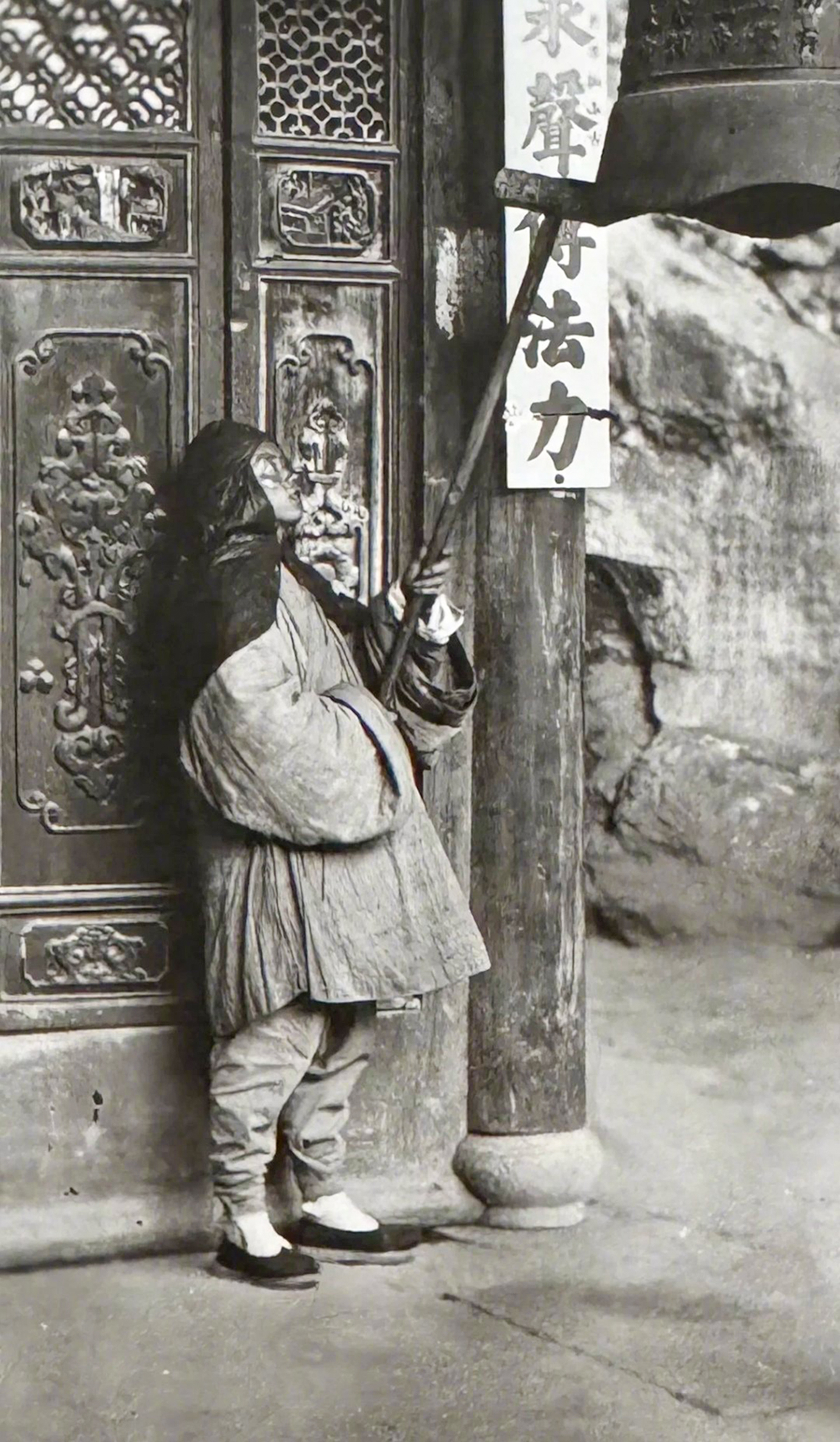 1870年福州方广岩寺里穿裋褐的僧人.僧衣仍然很明风. #老照片