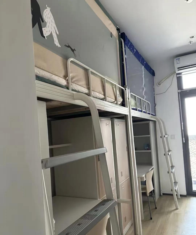 在群里,她直接甩出一组学校和宿舍的照片,实打实地让人羡慕