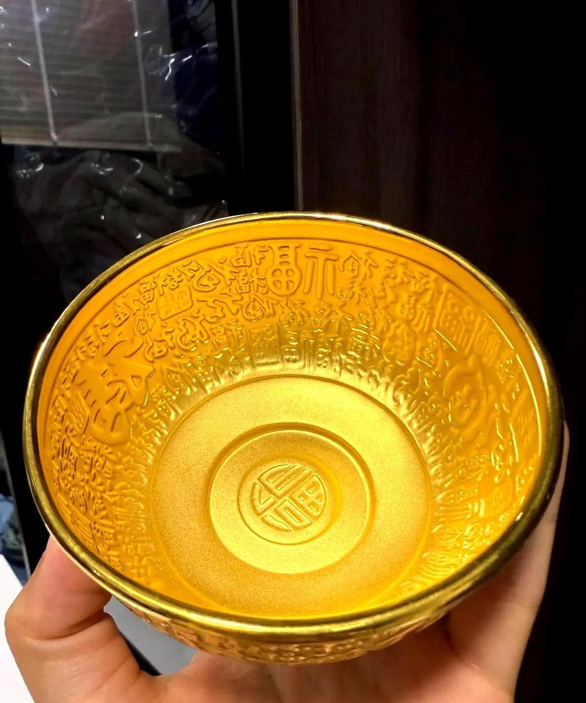 儿子满月的时候我爸妈送了他一个金碗现在老公失业了想把这个金碗