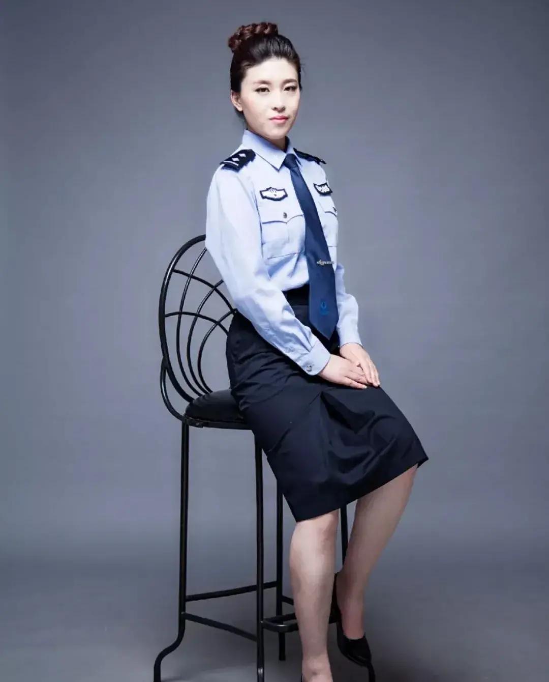 就如武汉的李轶,身为90后的女警花,又甜又飒