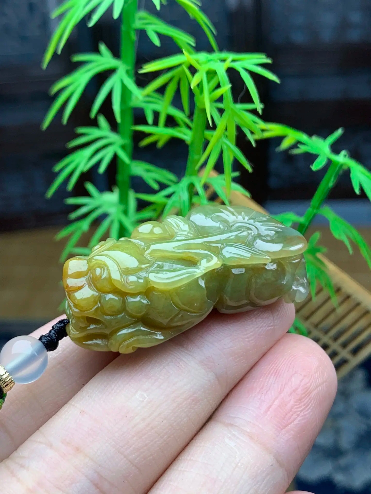 颜色是浅青色像刚解冻的小溪水透着干净的感觉