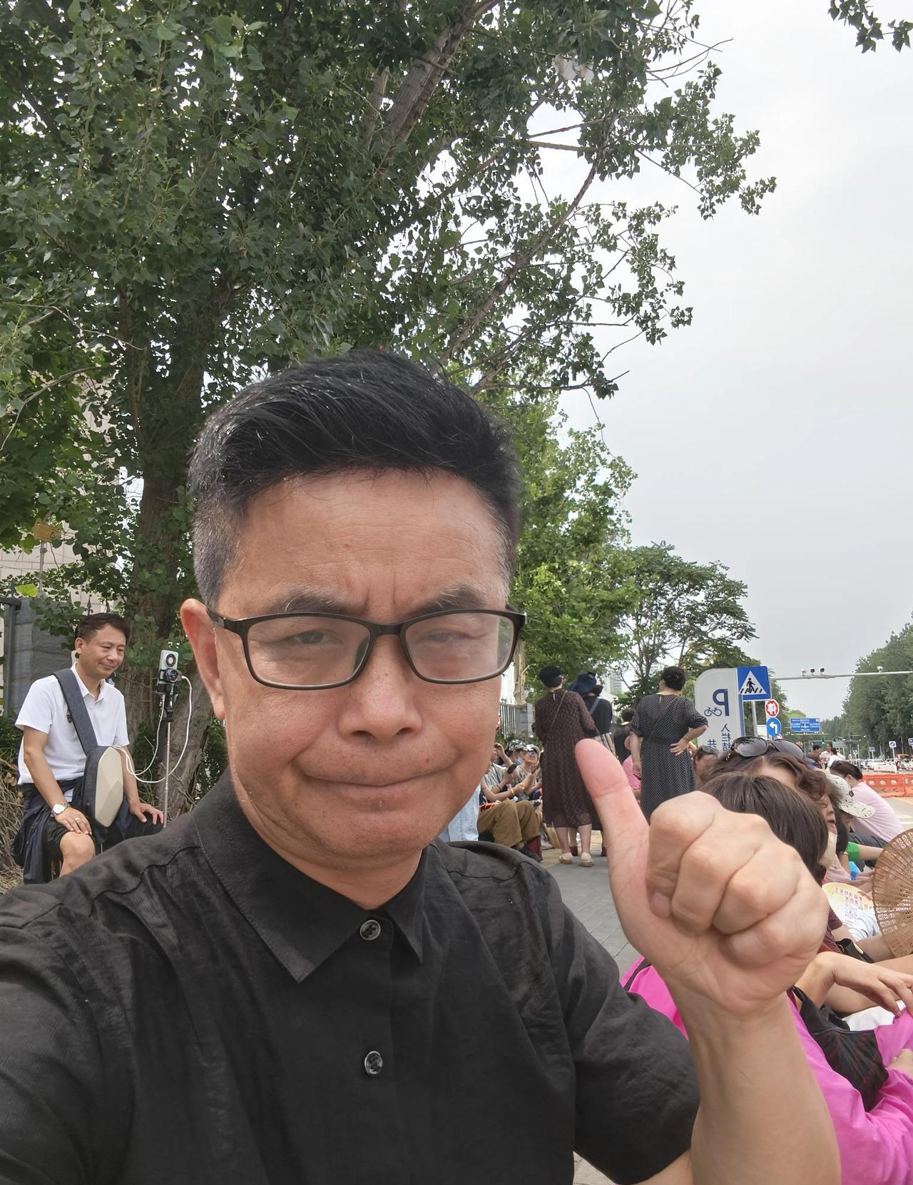 攒动里面和外面都挤满了人当许妈和姚爸到来的时候大家热情迎接