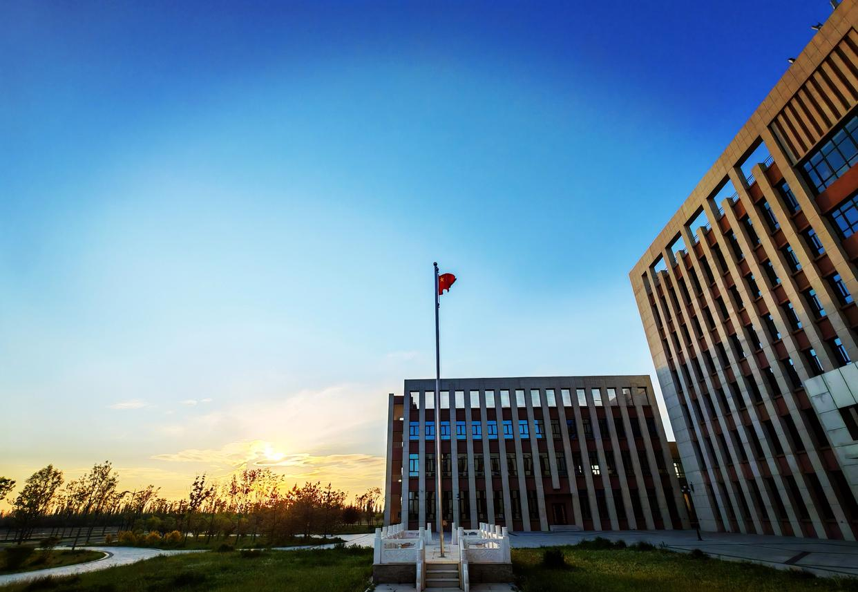 晚风吹过,把最后一点夕阳揉碎在高楼的缝隙里