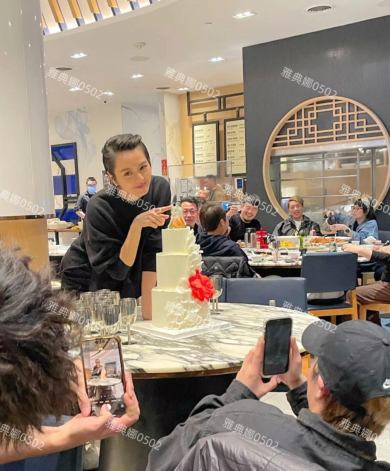 了我从未见过有哪个女生能将短发大背头梳得如此帅气既美丽又潇洒