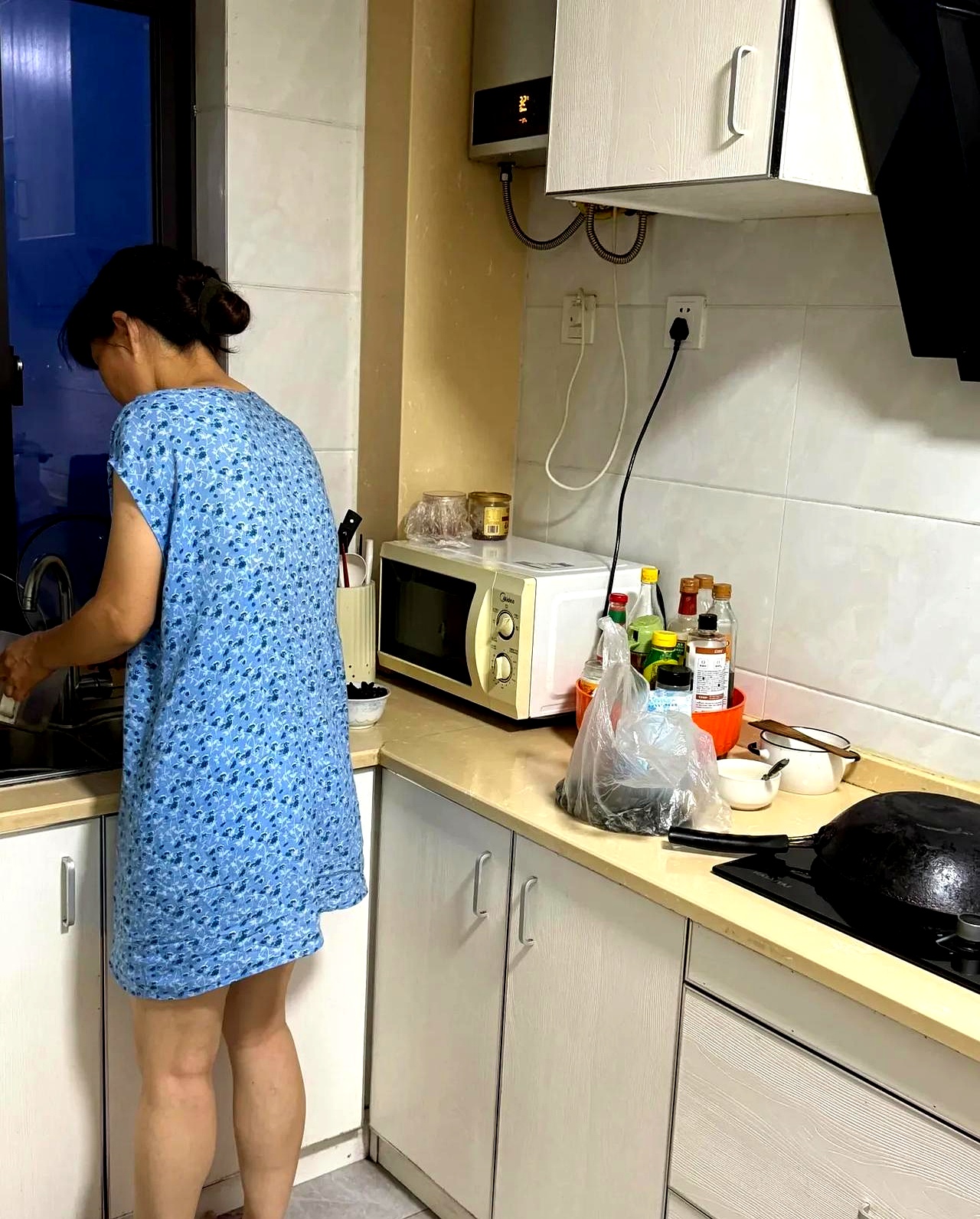 每个月还给我转钱,让我自己买衣晚上阿姨在家真实照片人妻家务老婆