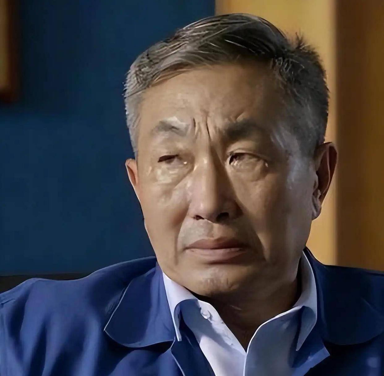 江苏南通的王老汉和李老太,88岁了,至今每天牵手散步