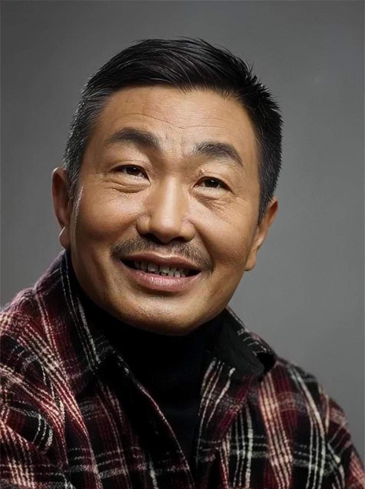 江苏南通的王老汉和李老太,88岁了,至今每天牵手散步