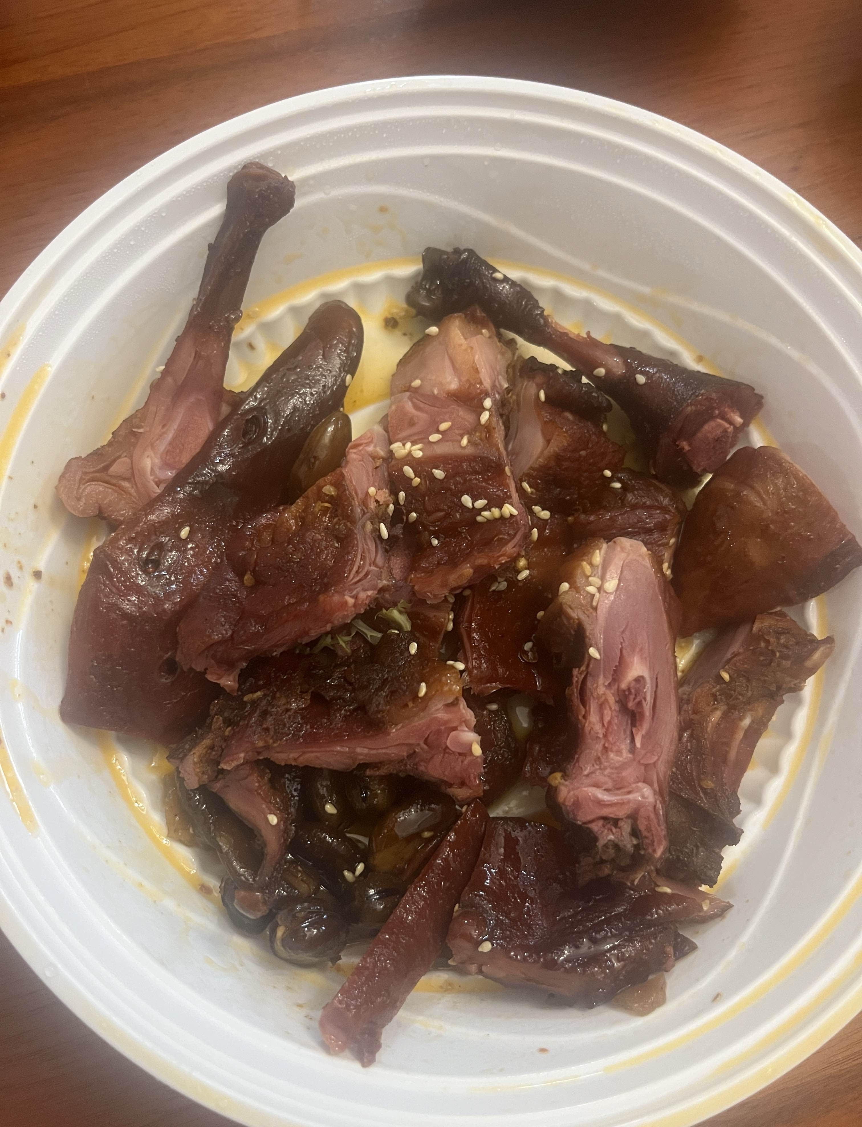 喏中午去卤味店买了只卤鸭子老板塞给我一个一