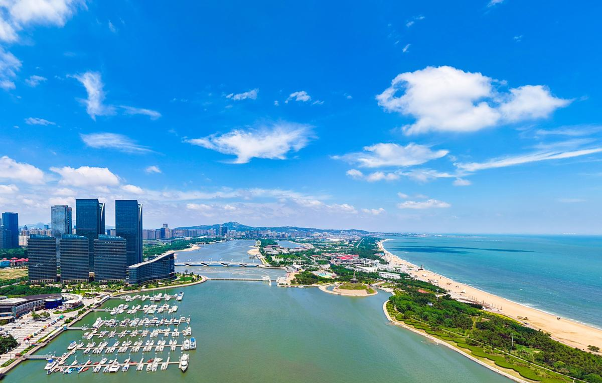 有的家伙平时看着挺硬气,可一碰到你的事就变得特别情绪化