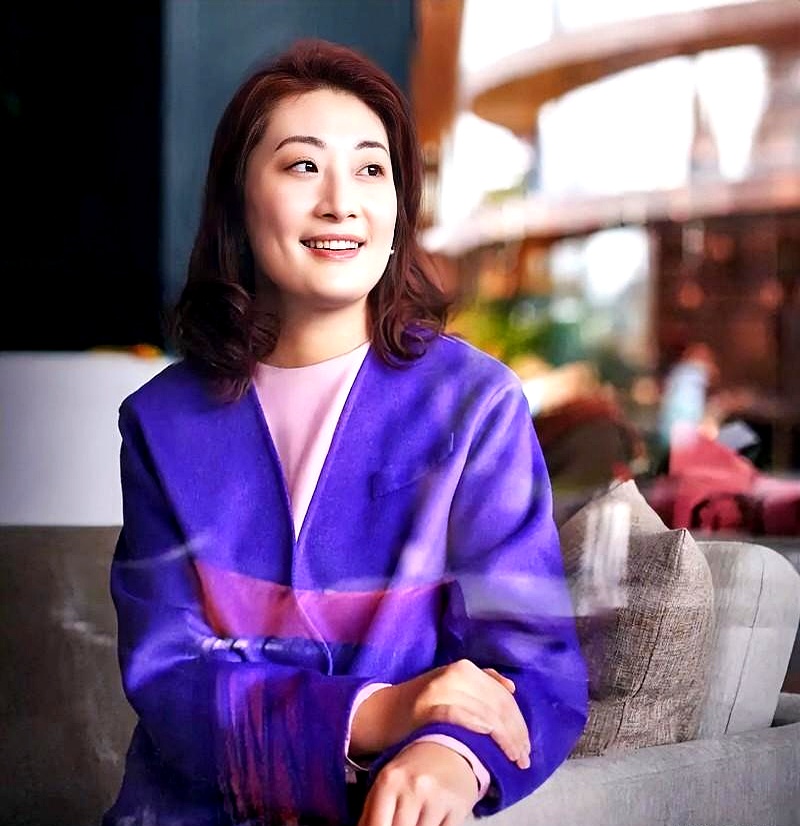 当企业巨人转身离去,聚光灯瞬间照向暗影里的棋局