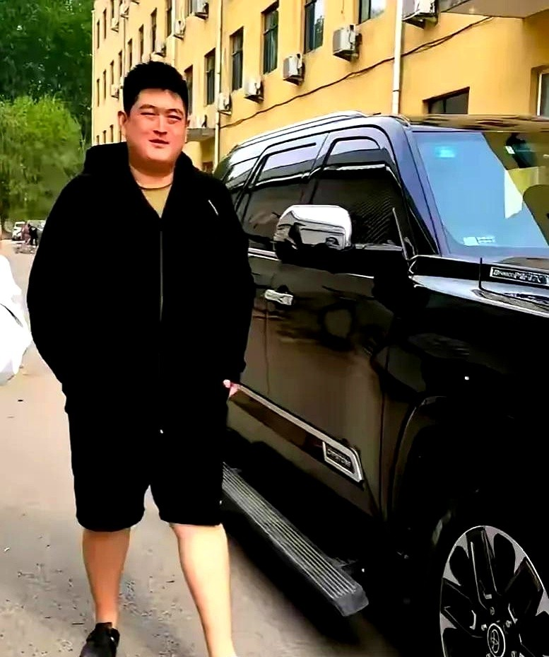 赵本山小儿子大牛这也是一个典型的败家子,与万达集团公子王思聪比较