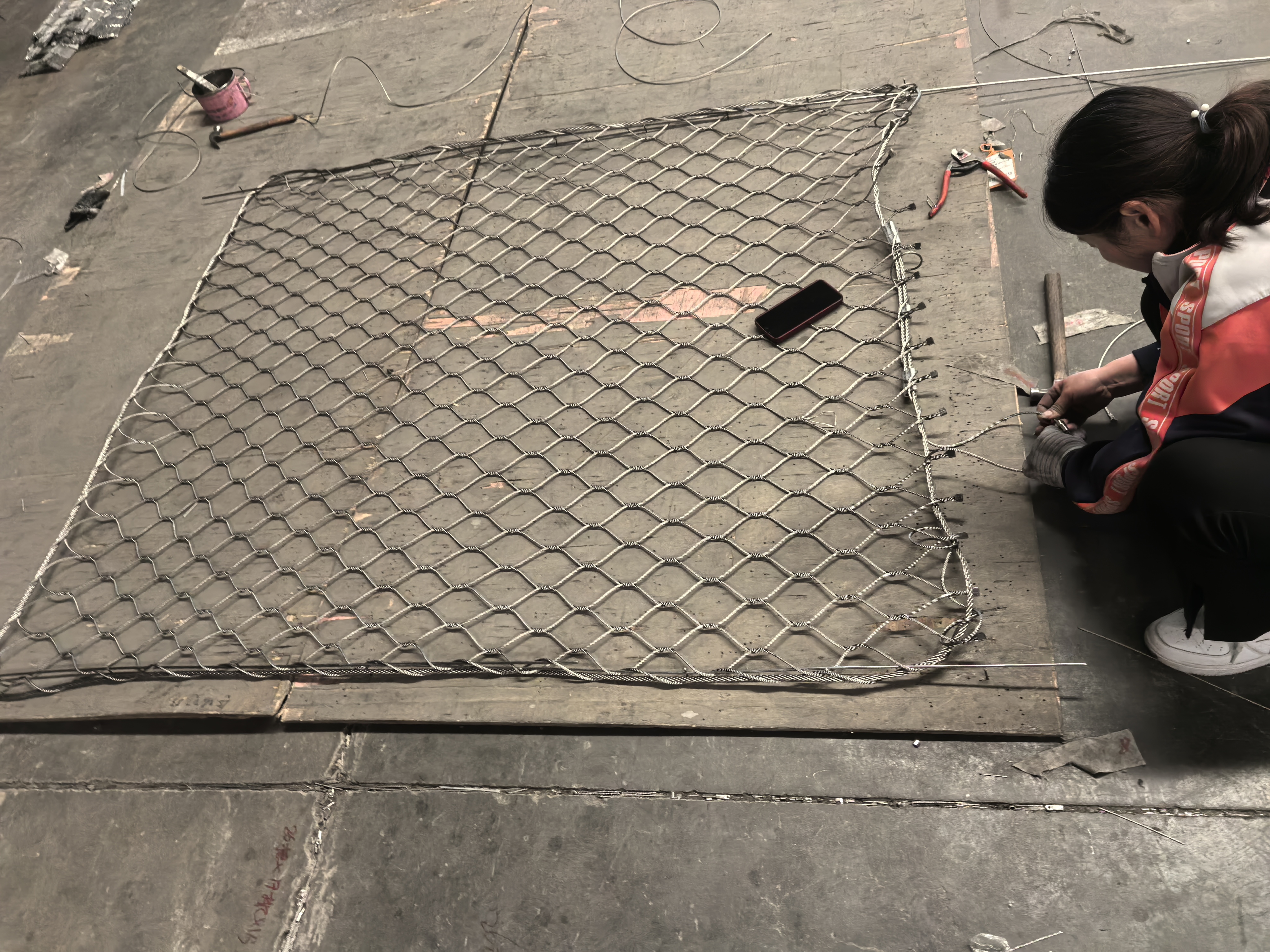 安装:将防坠网固定在作业区域的周围,确保其稳固可靠,不易脱落或硕