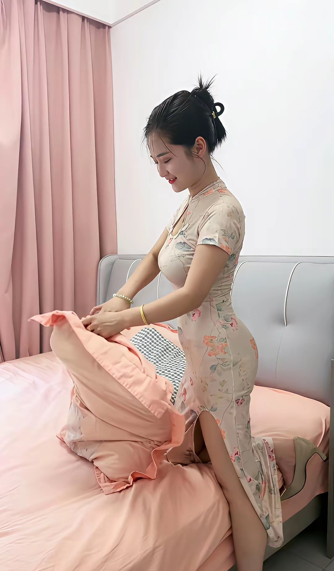 我麻利地叠好,铺得平平整整,心里还挺 雷套 ,想着晚上能让