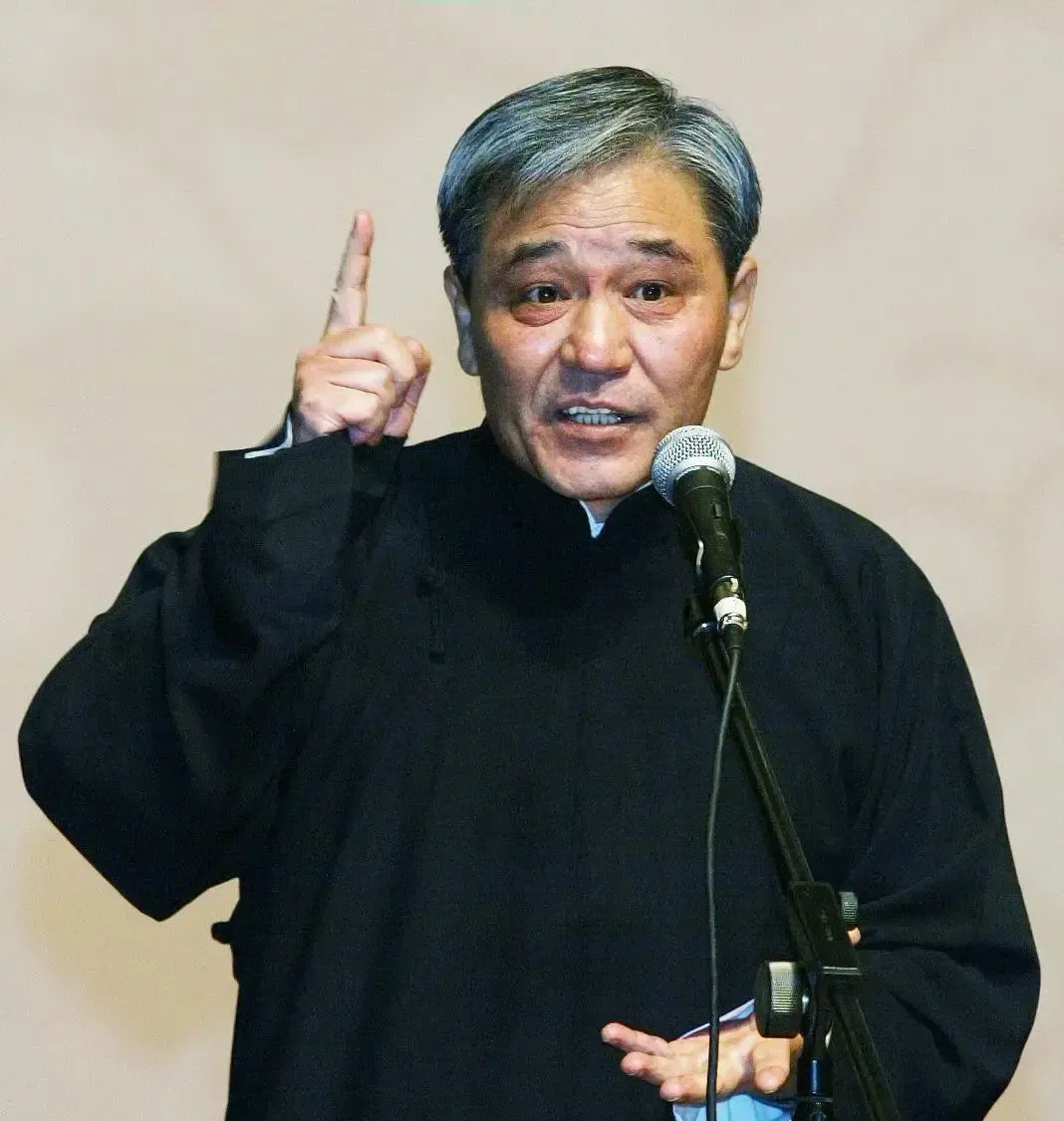 随着著名相声演员杨少华的离去,现今相声界辈分最高的公认只剩两到三