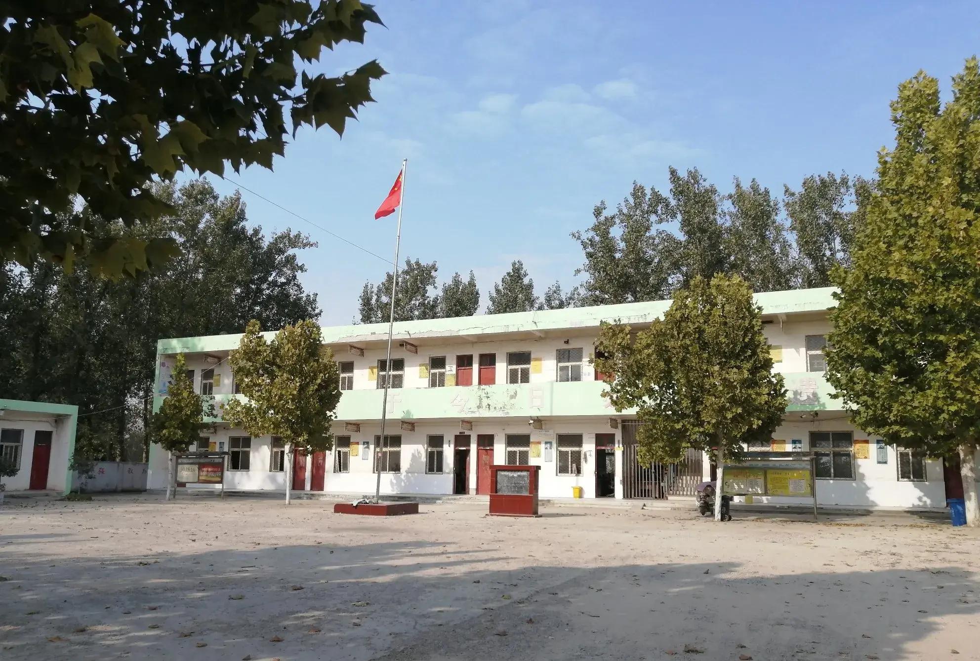 我们单位有一个老同事,等到他60岁退休了还只是一个