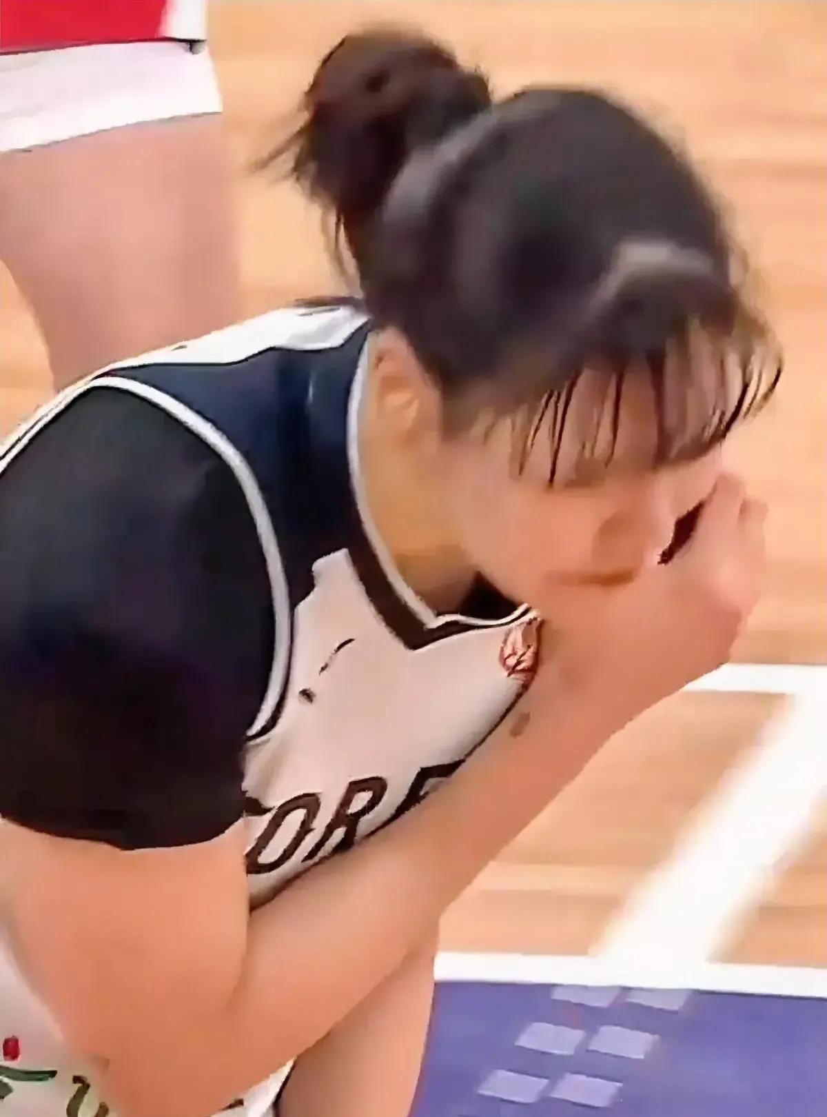 韩国女篮中锋朴智秀在比赛中受伤,哭泣退场