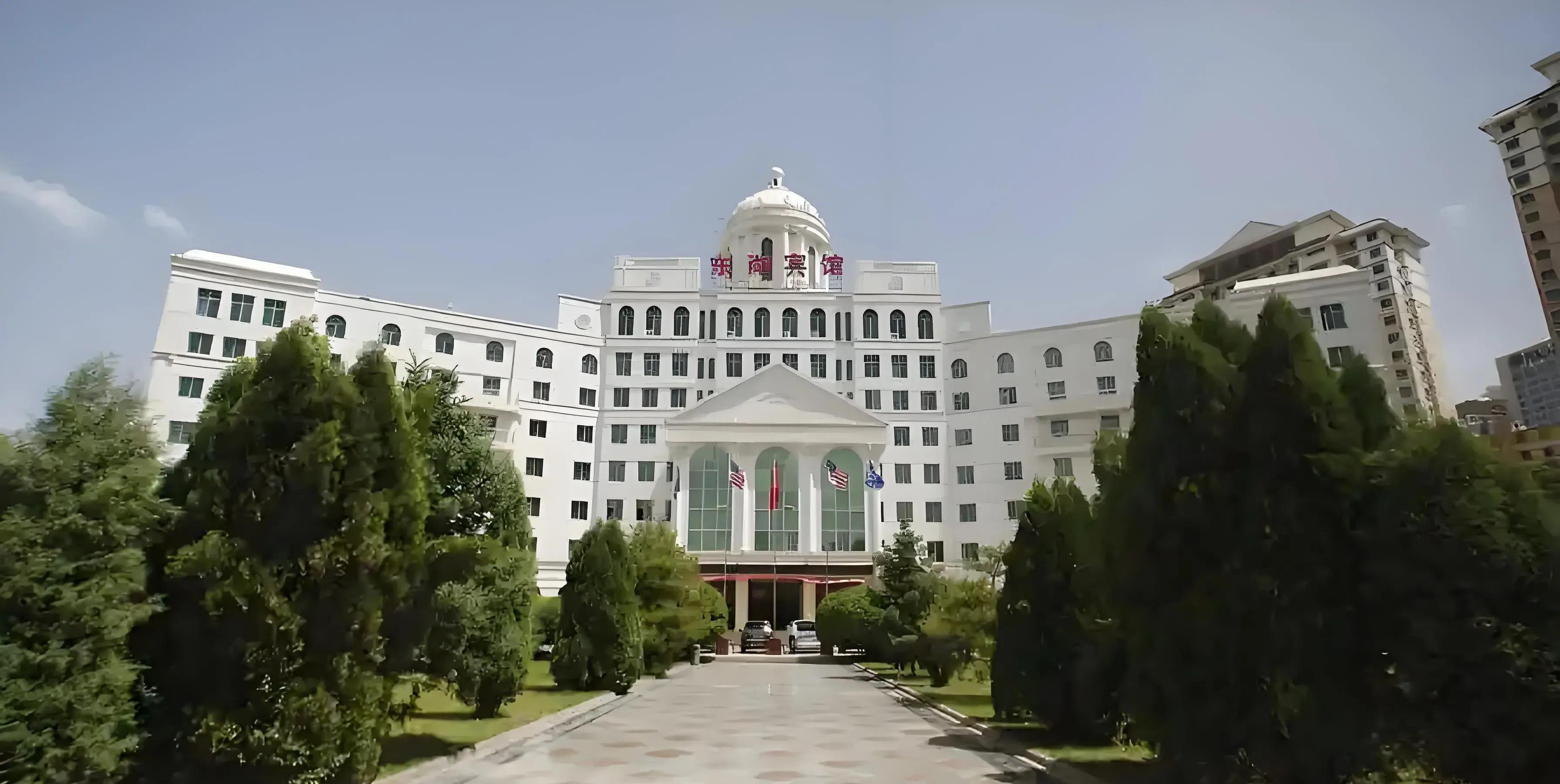 西宁东湖宾馆是原来西宁高档的商务酒店,其外形似美国白宫也称"西宁