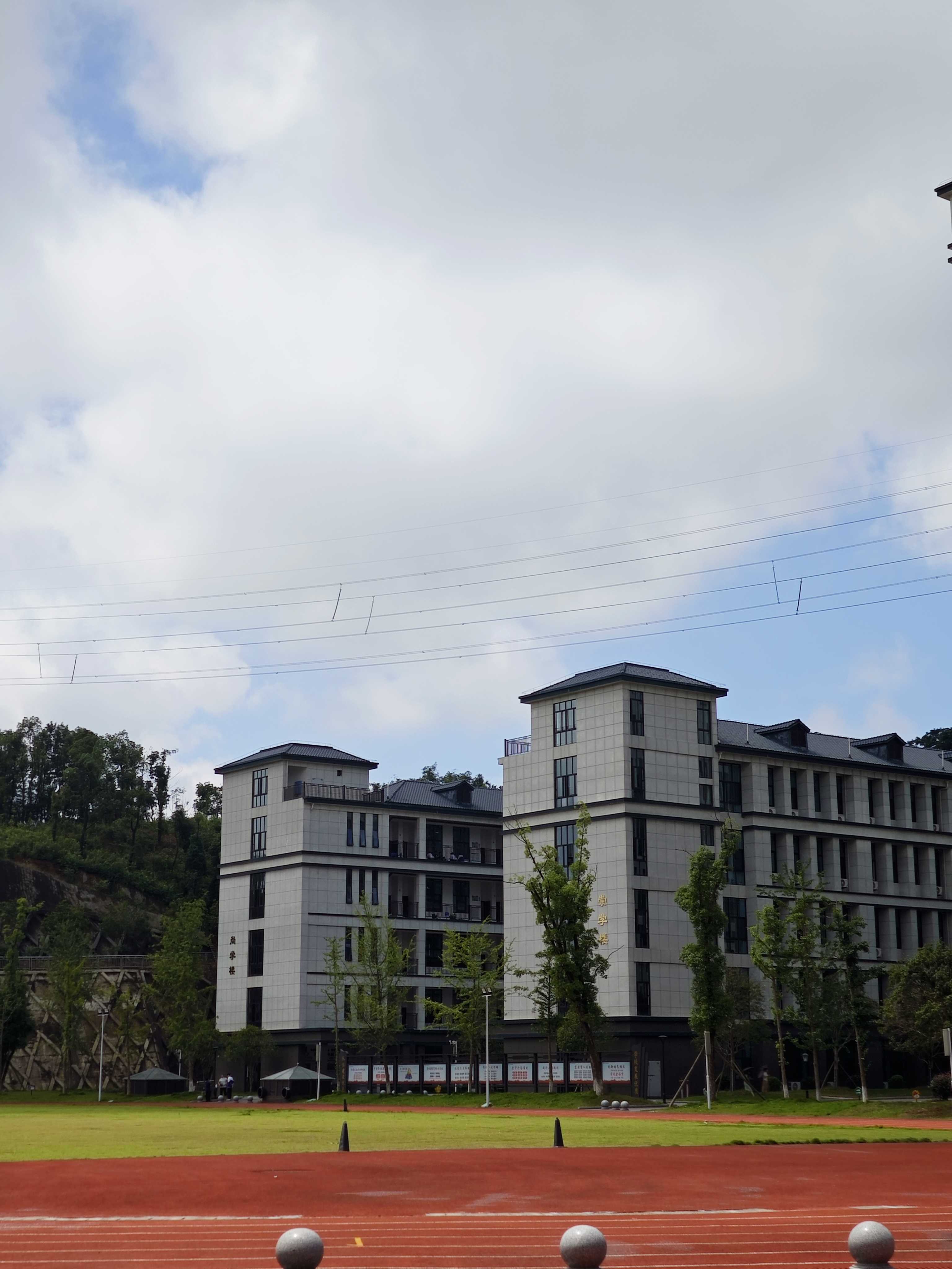 在教育领域,选择一所适合自己的学校,就如同为人生铺