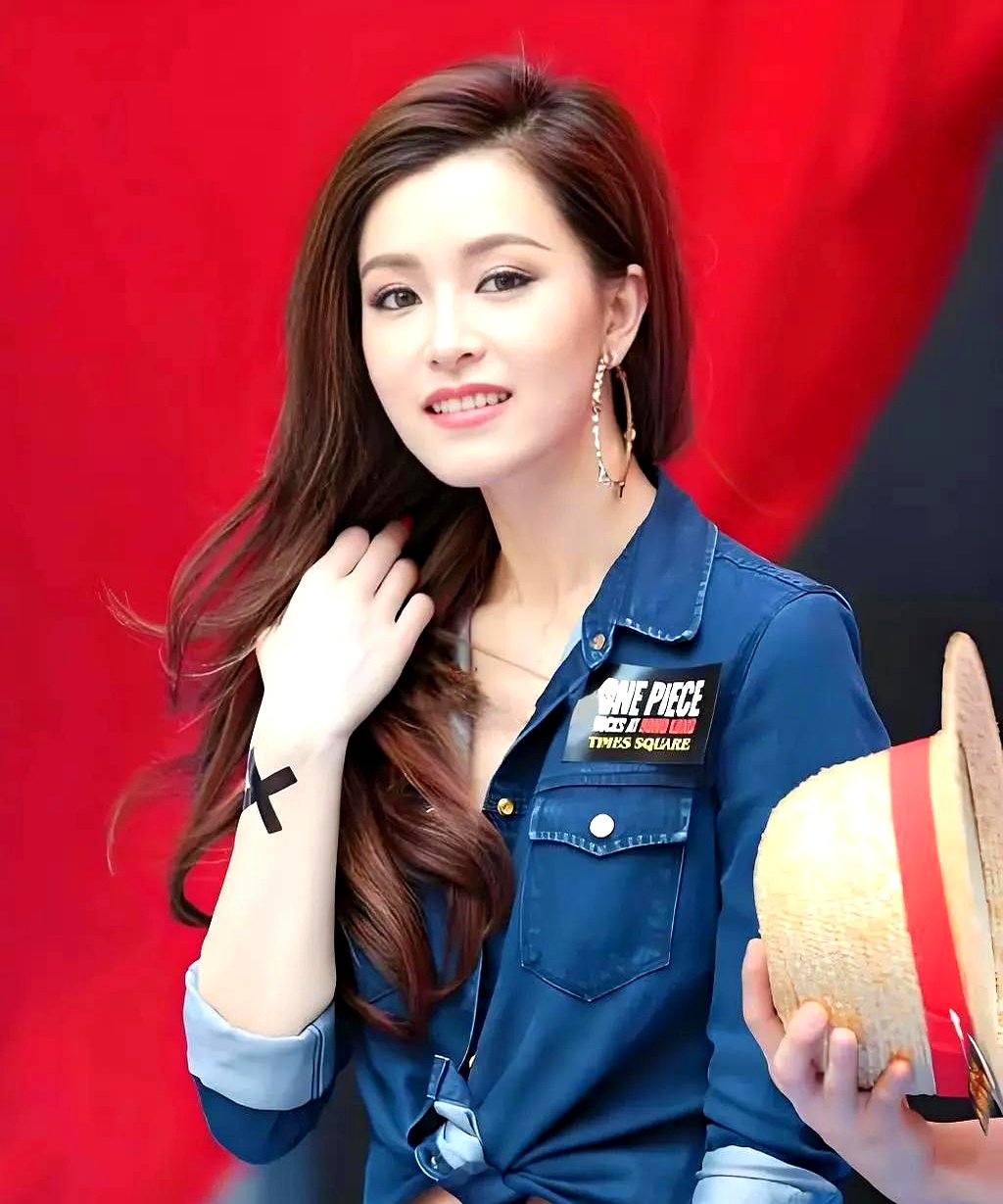 五官深邃立体,骨相堪称女娲得意之作,古典韵味与现代