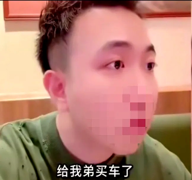 的虚假芬芳 老旧小区楼道里昏黄的灯光下,阿哲小心地数着手中的现金