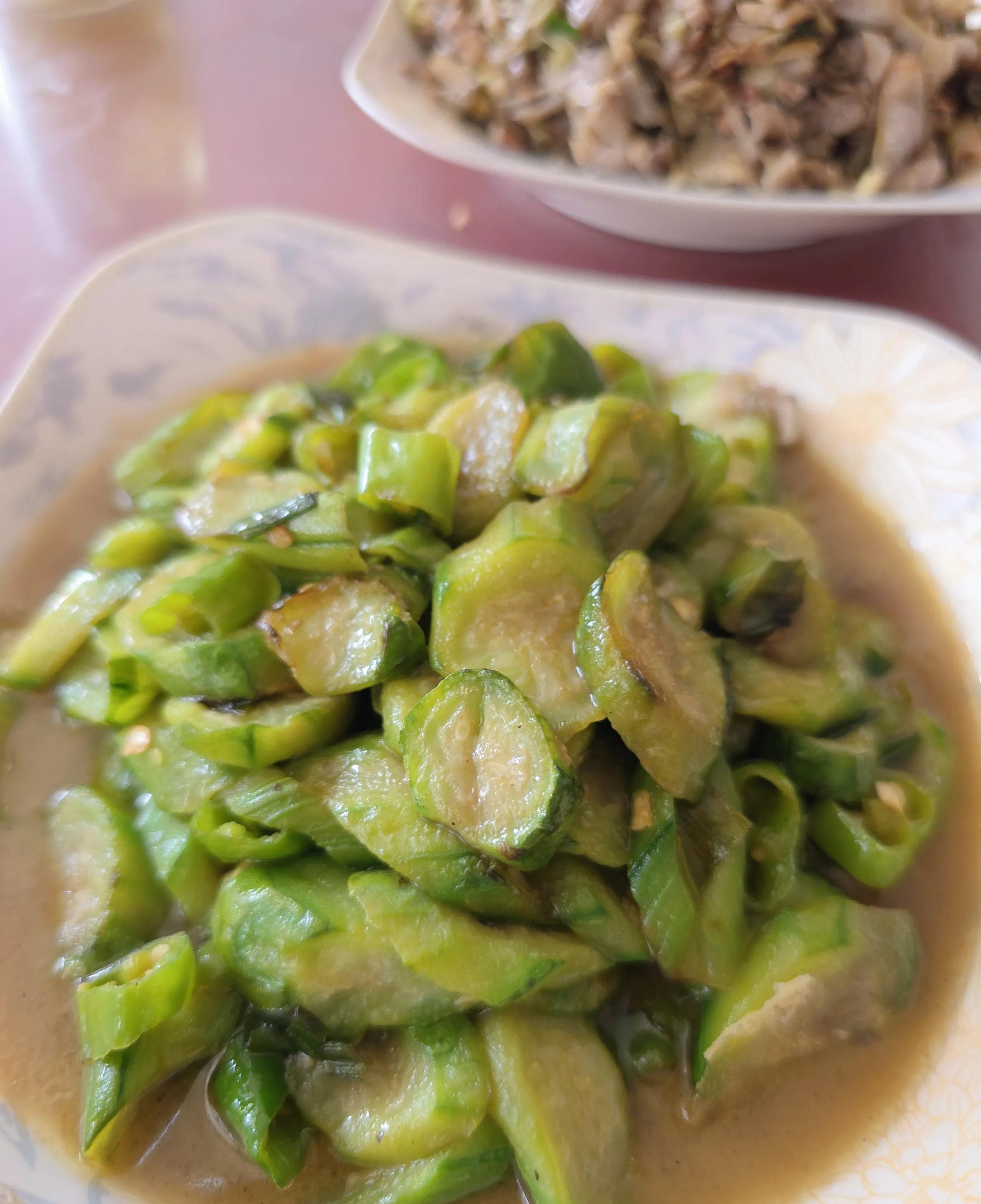 跟辣椒一块儿烩的倍儿爽口;然后是单炒山豆角;还有一个是大葱爆虾酱