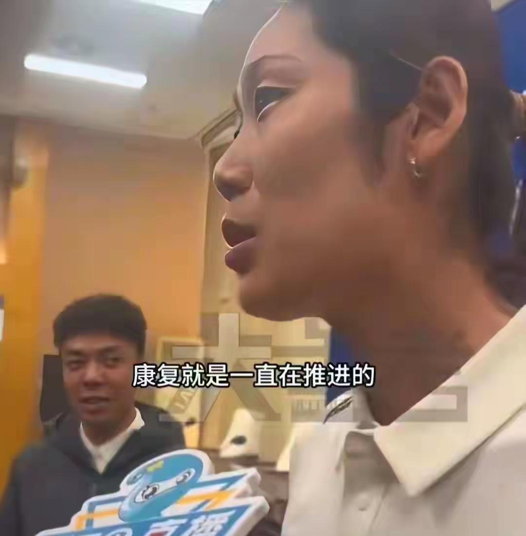 记者问及是否在2026年回归国家队朱婷低头沉默令人心酸