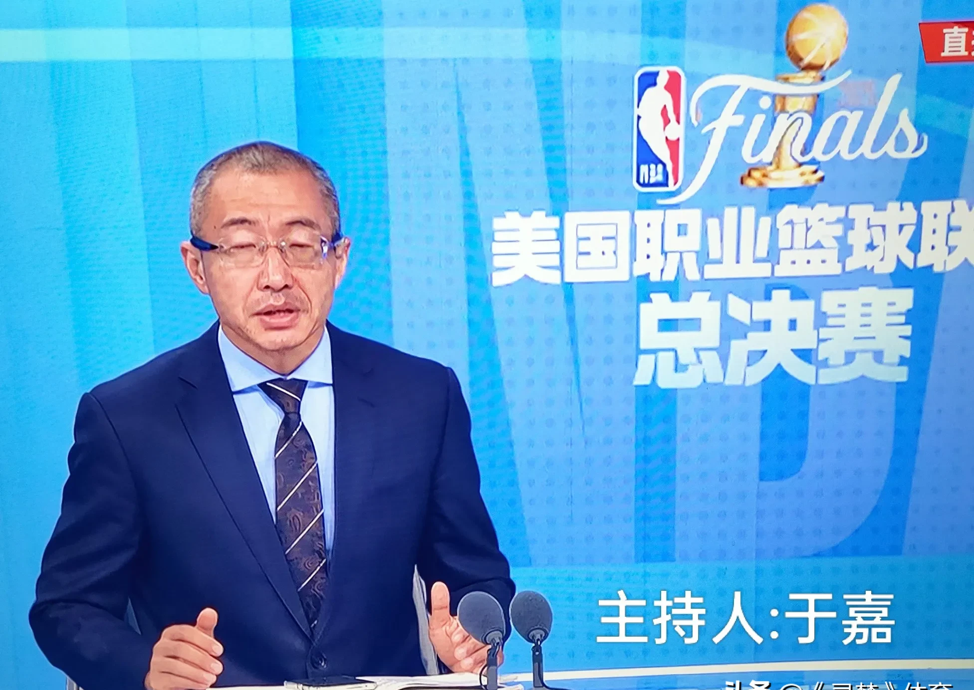 央视体育频道的资深主持人于嘉先生,这次又让人忍不住为他竖大拇指了