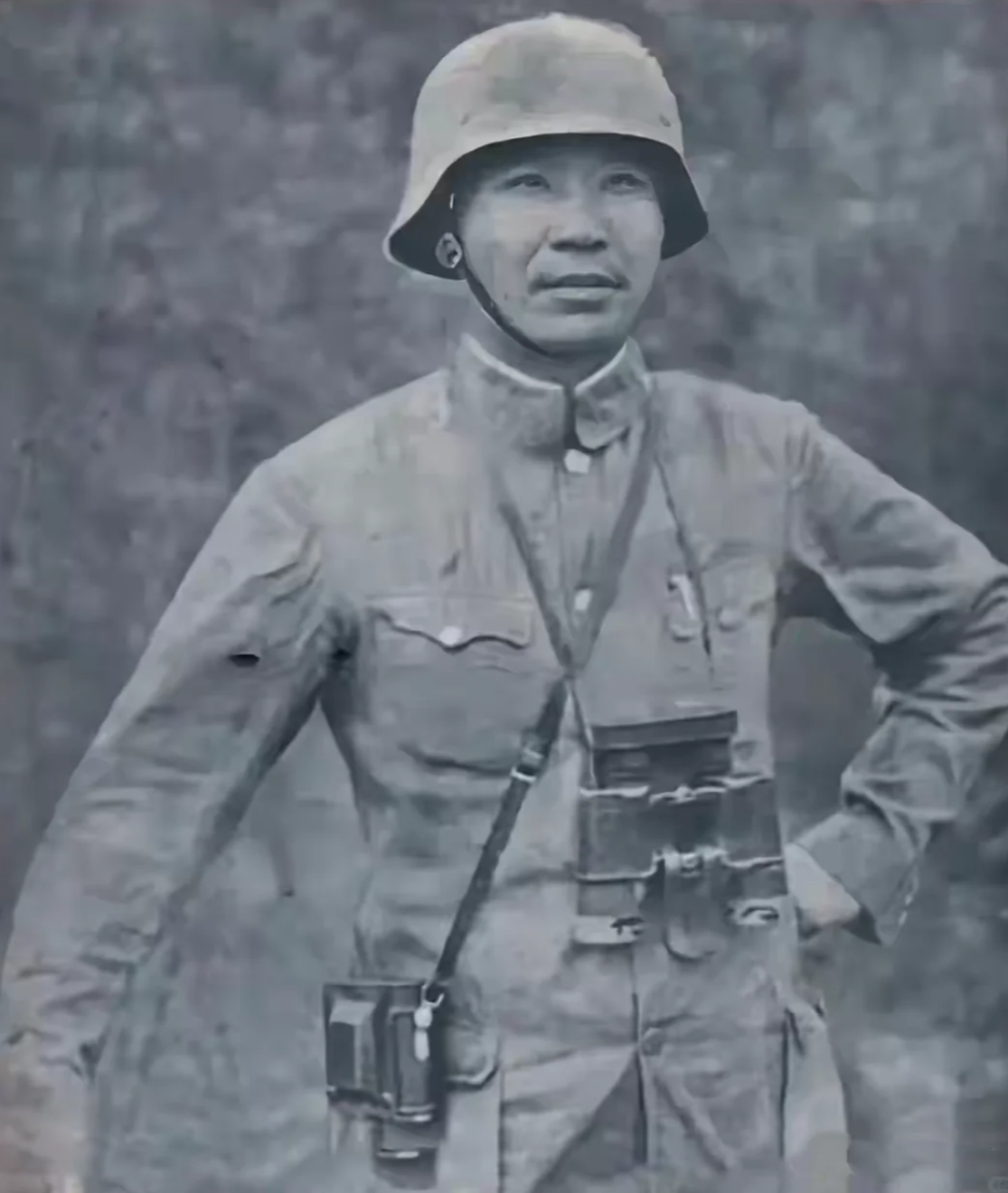 画面中,王耀武将军身着军装,钢盔下目光坚毅,凝视着硝烟远方