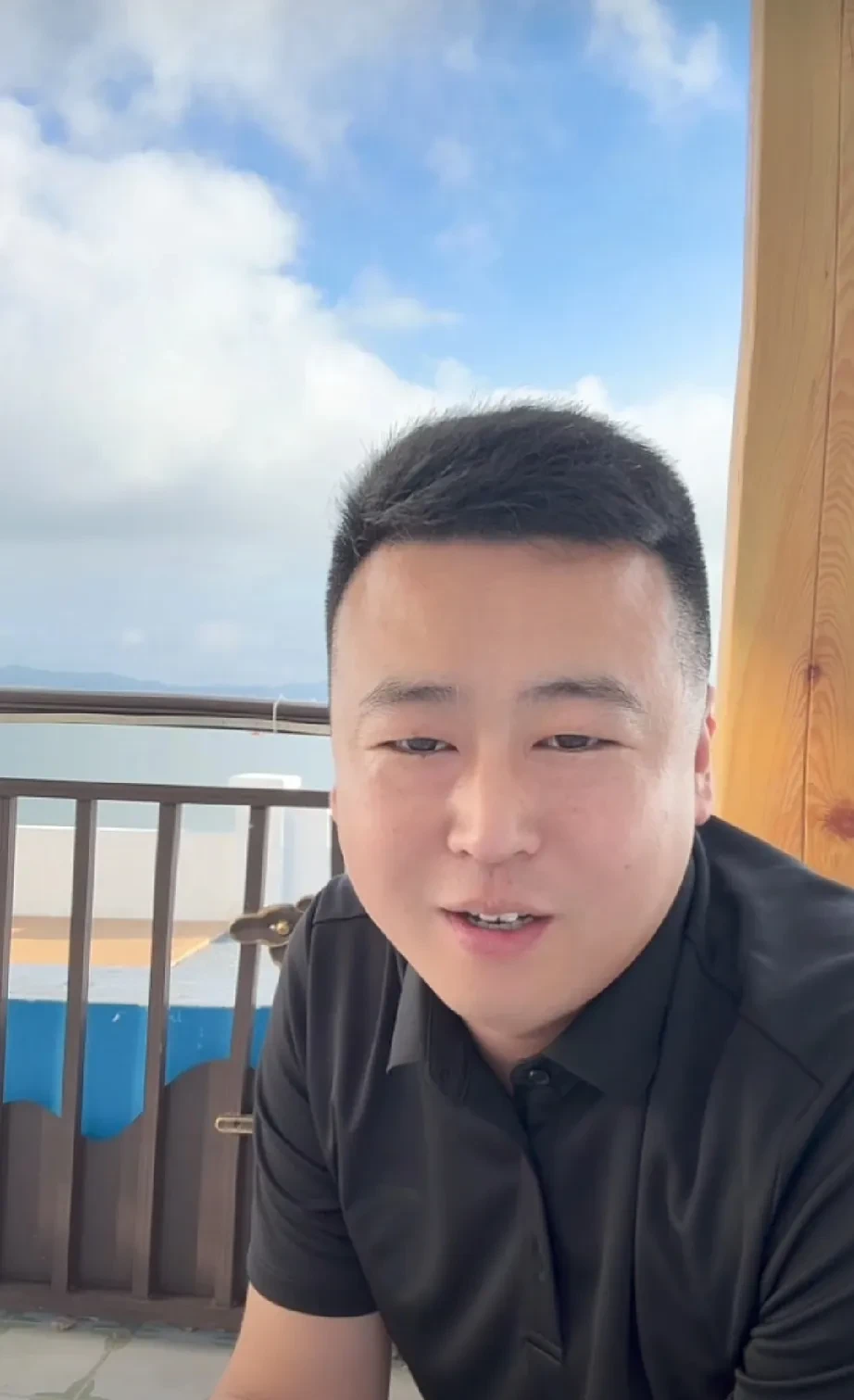 外卖大壮和小陈在青岛崂山某民宿直播带货,身后就是蓝天白云大海,风景