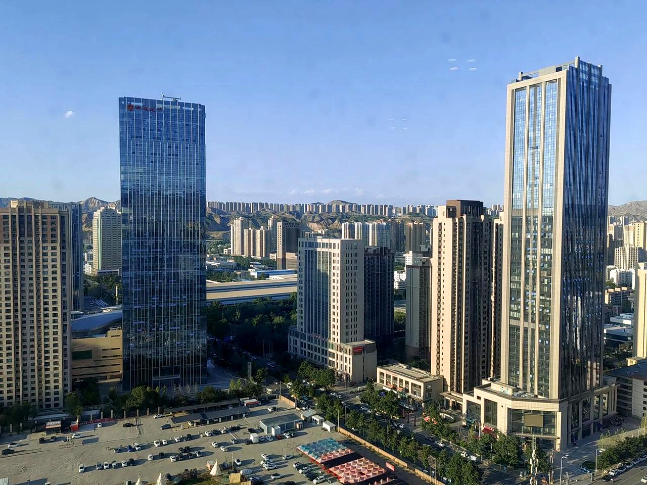 老妈住院的当天,我搭乘飞机从上海虹桥机场飞回兰州去照料她