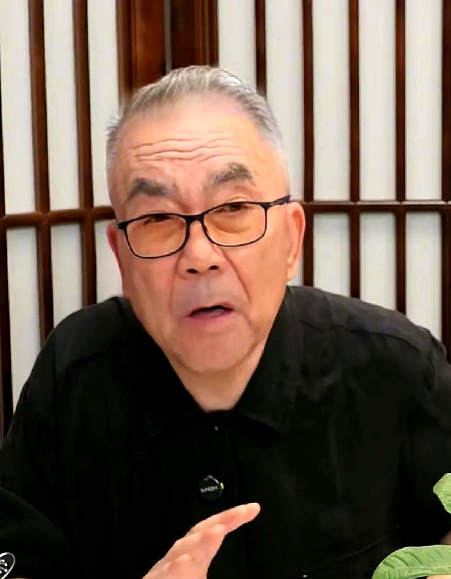 5月18日天津收徒现场,他对着三百多观众甩狠话:"我杨议不配拜侯宝林