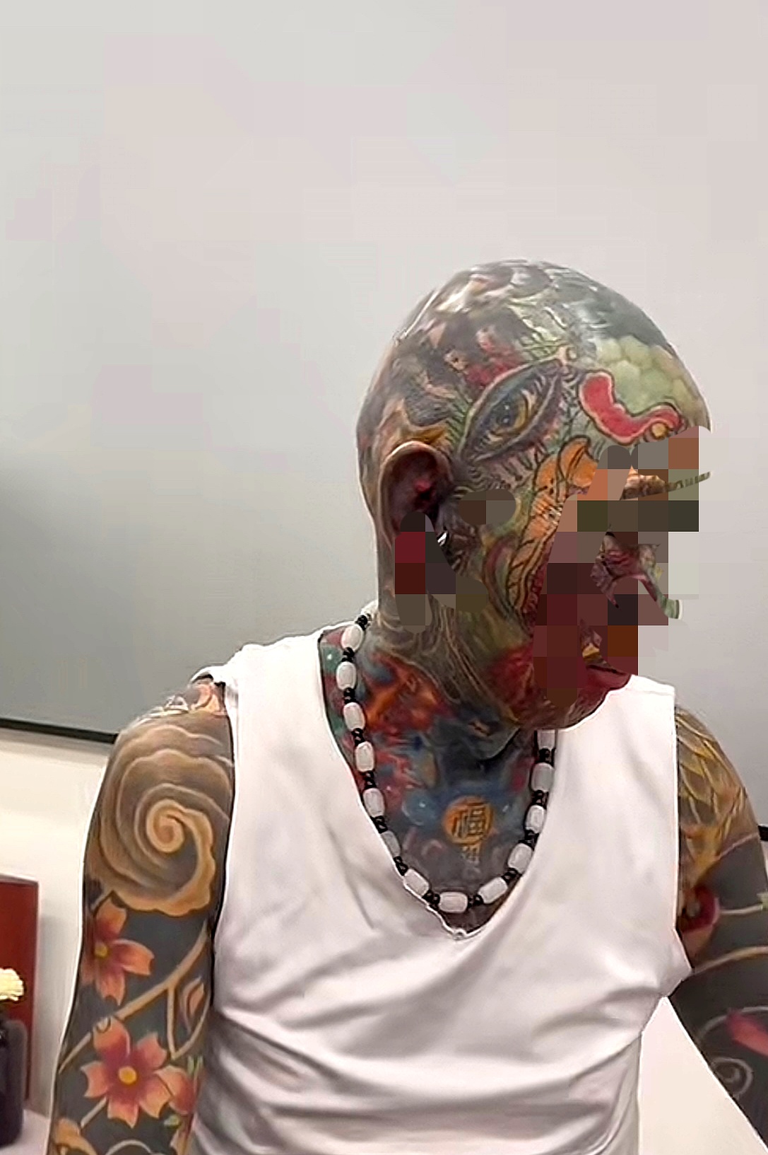 年轻时为了追求个性,加上个人的审美,他身上的纹身几乎覆盖了全身,连