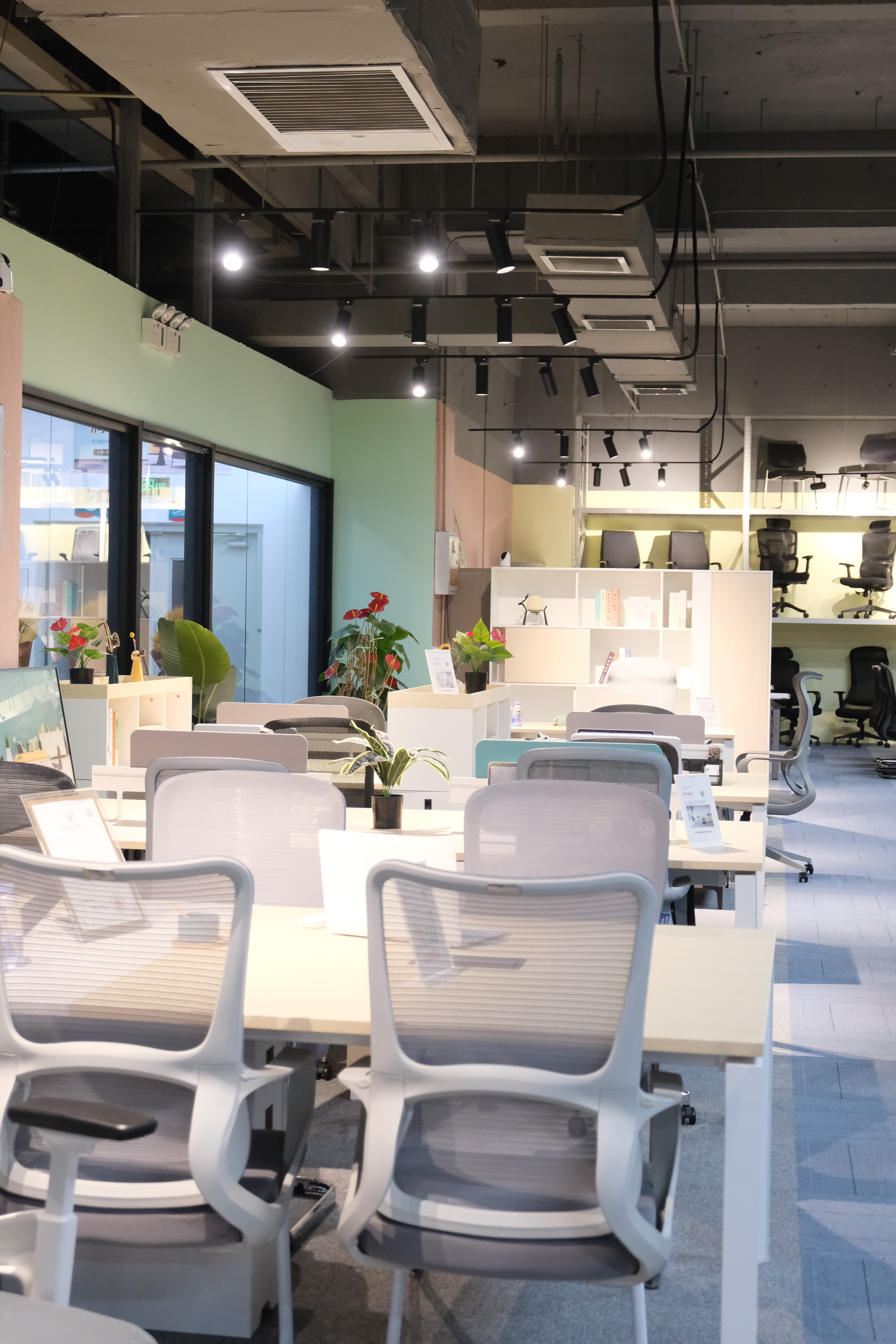 注重办公环境健康的天津伙伴们,润东办公家具展厅是你的不二之选