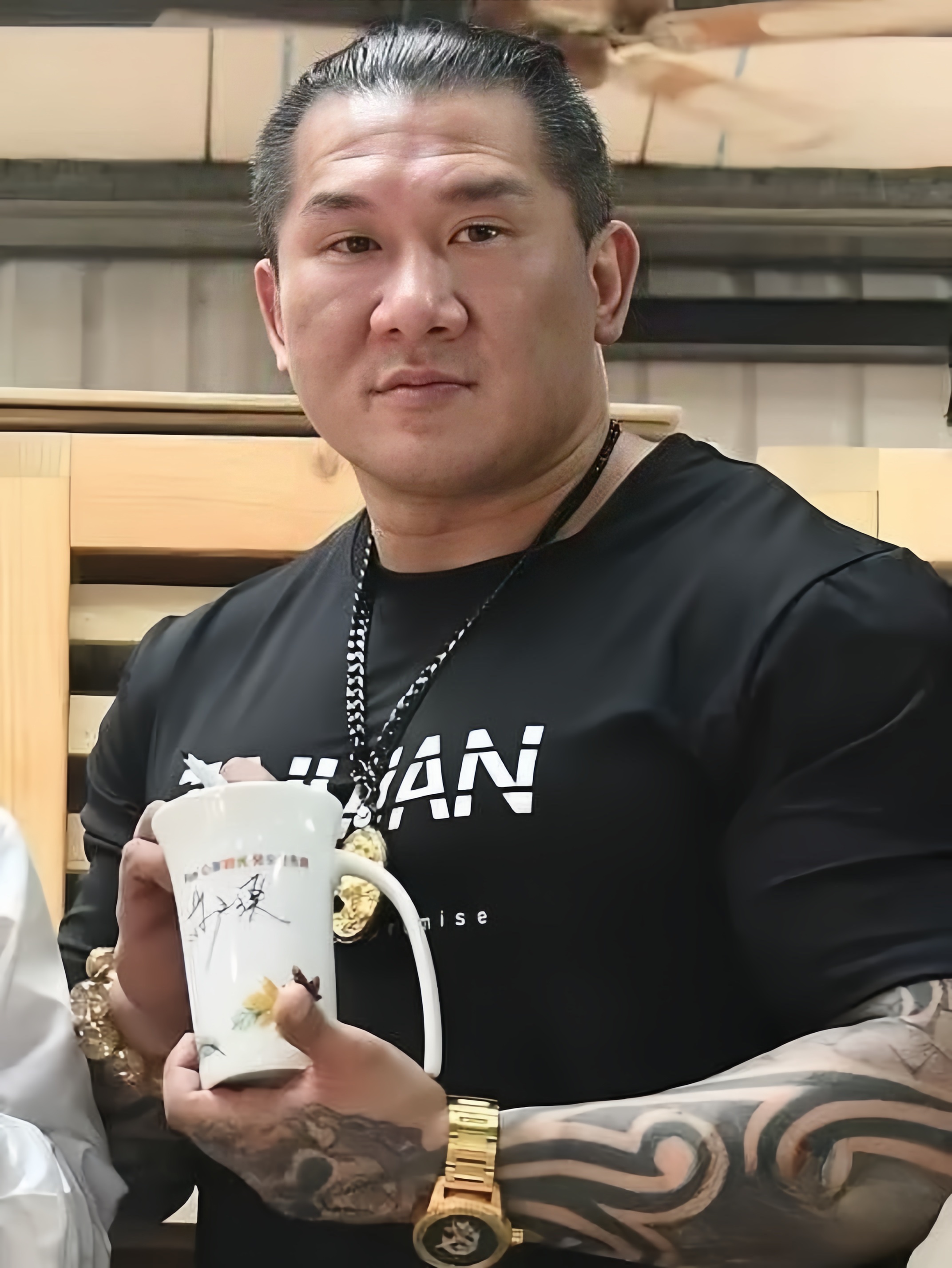 190 万粉丝的他来大陆旅游 6 天,上海第一站直播