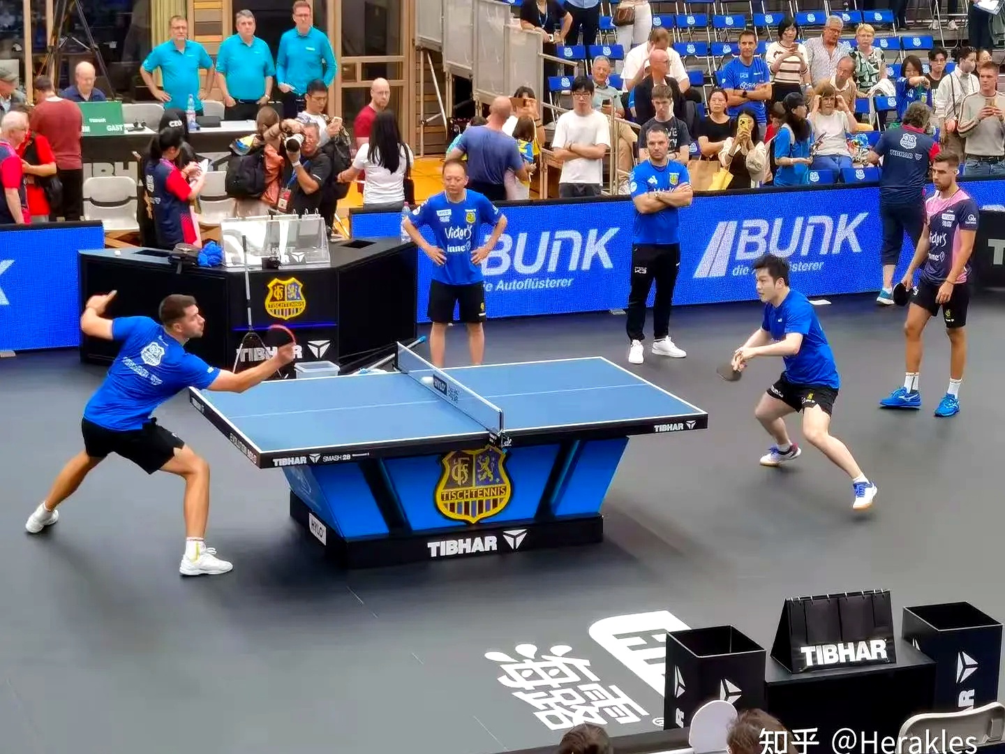 比赛的地方不是专门打乒乓球的场馆,而是德