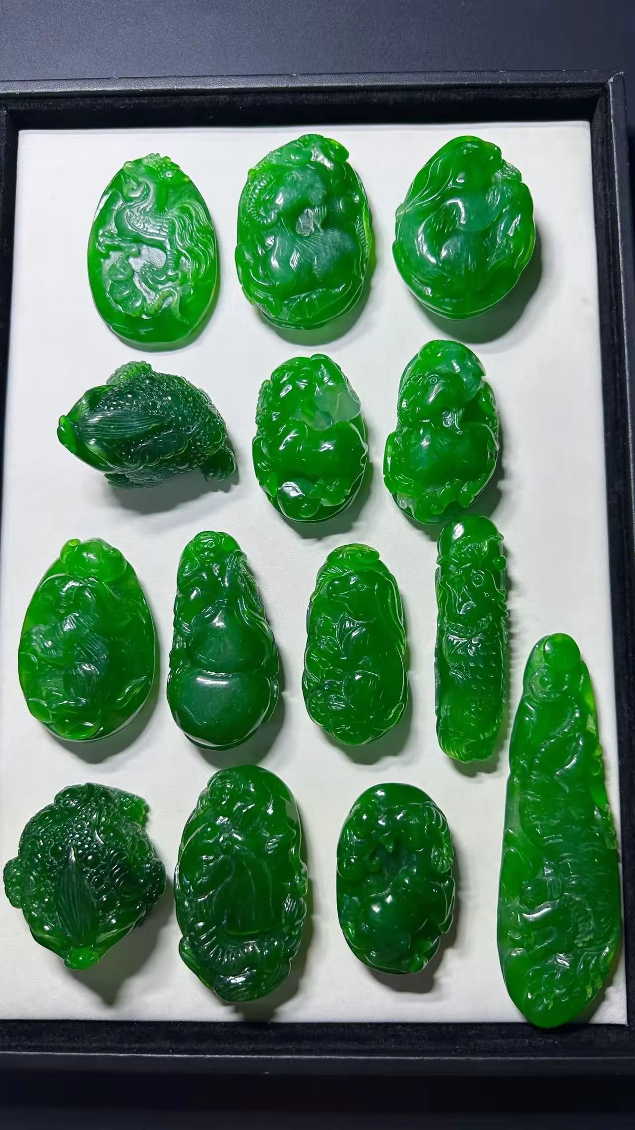 点击头像看直播# #翡翠珠宝# 翡翠珠宝的质地细腻而坚实,触摸时能