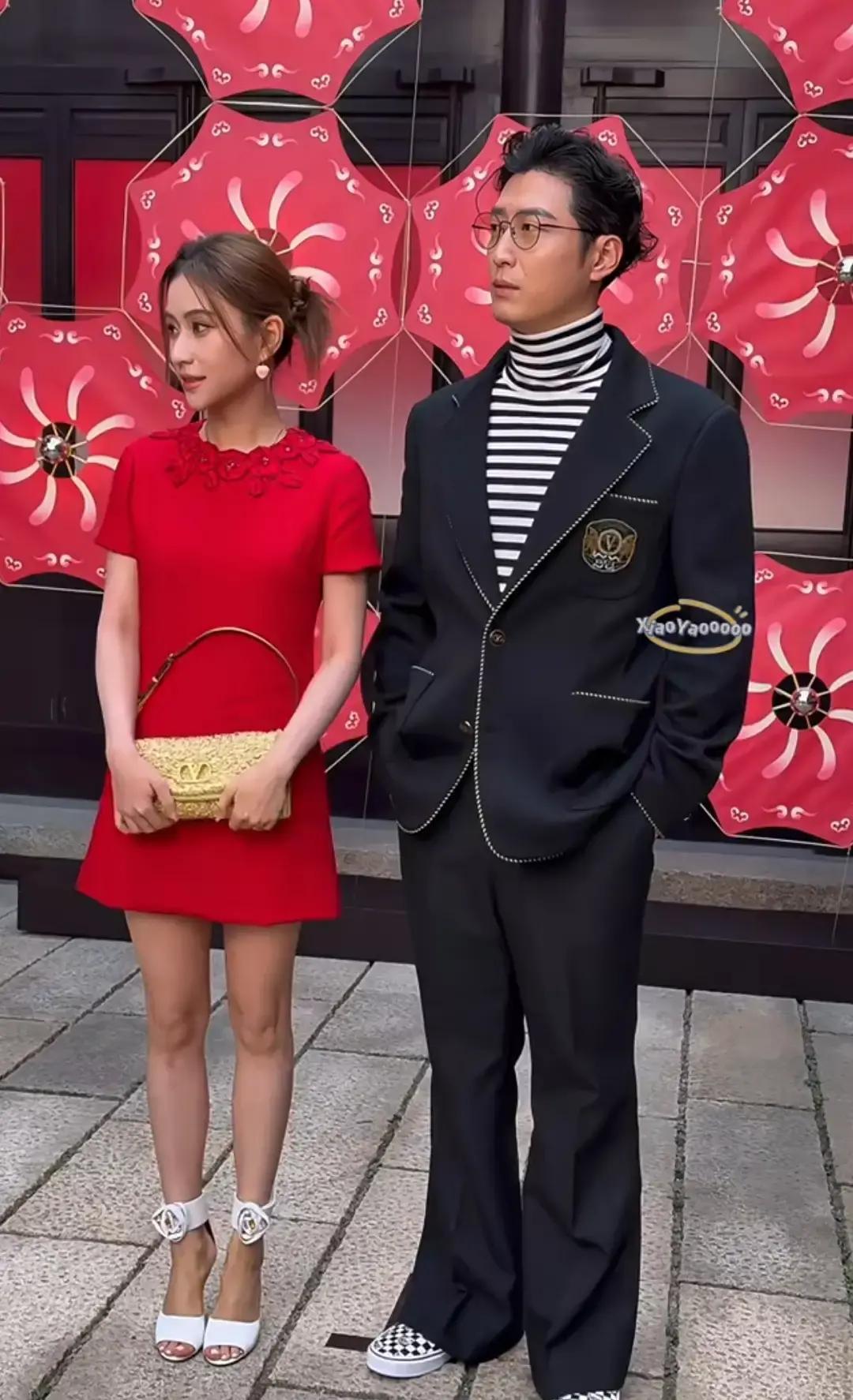 人们发现这次他的眉毛和发型还有仪态似乎都没有从前的锋利感