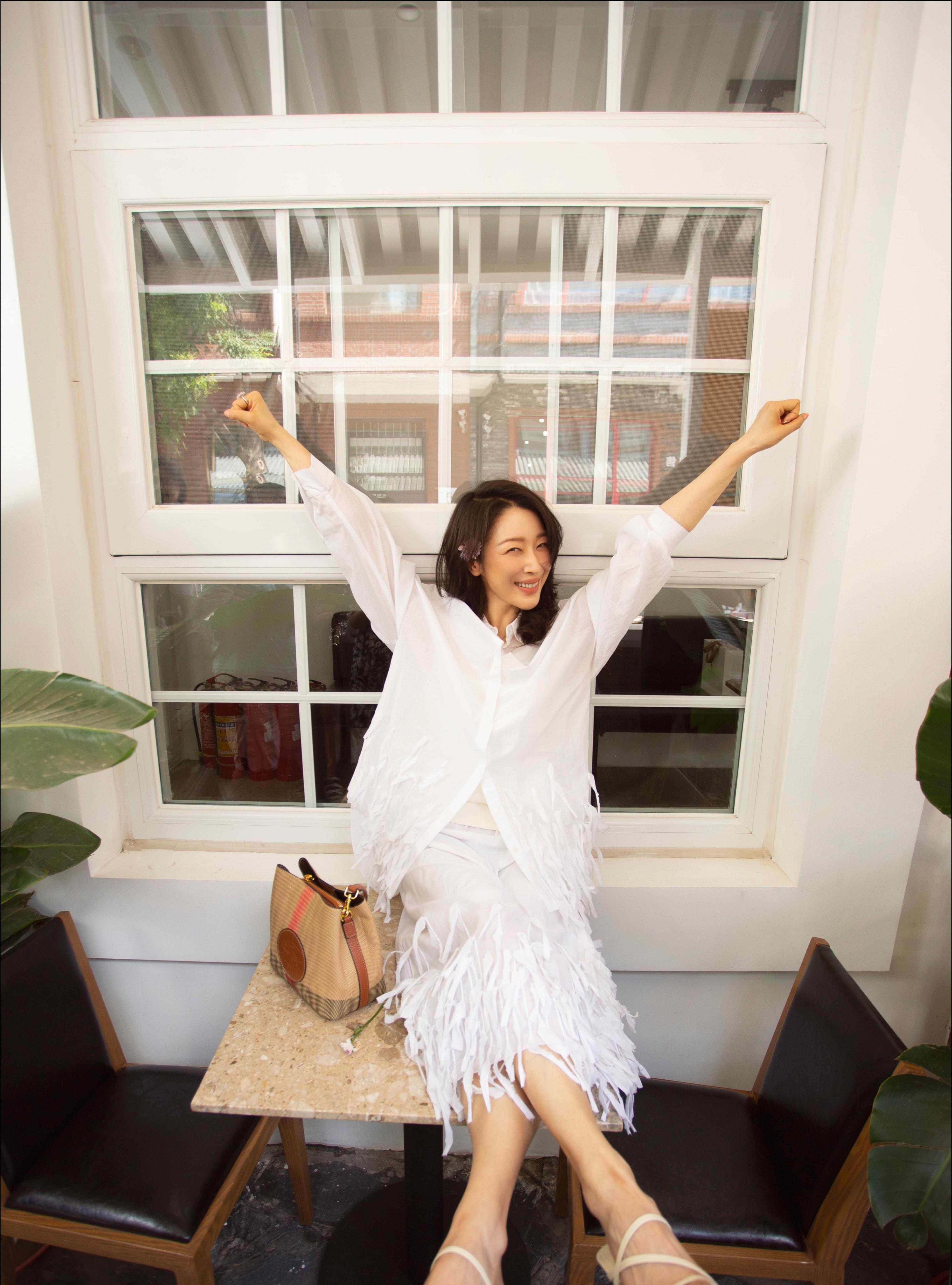 近期,歌手孙悦在时尚杂志的一组写真中,以一袭洁白衬衫搭配艺术感十足