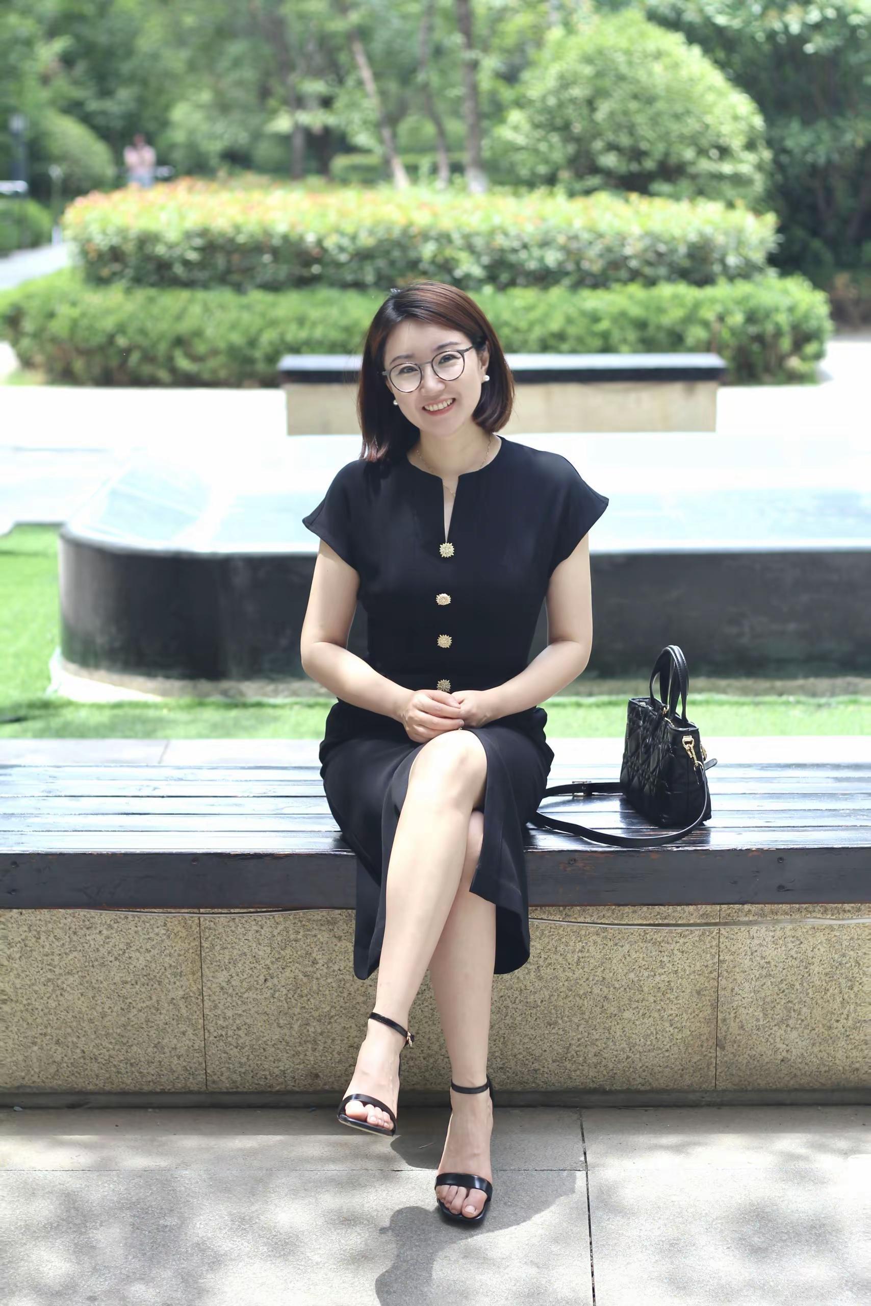 每次走在街上,我都能感受到小黑裙带来的那种自信与优雅