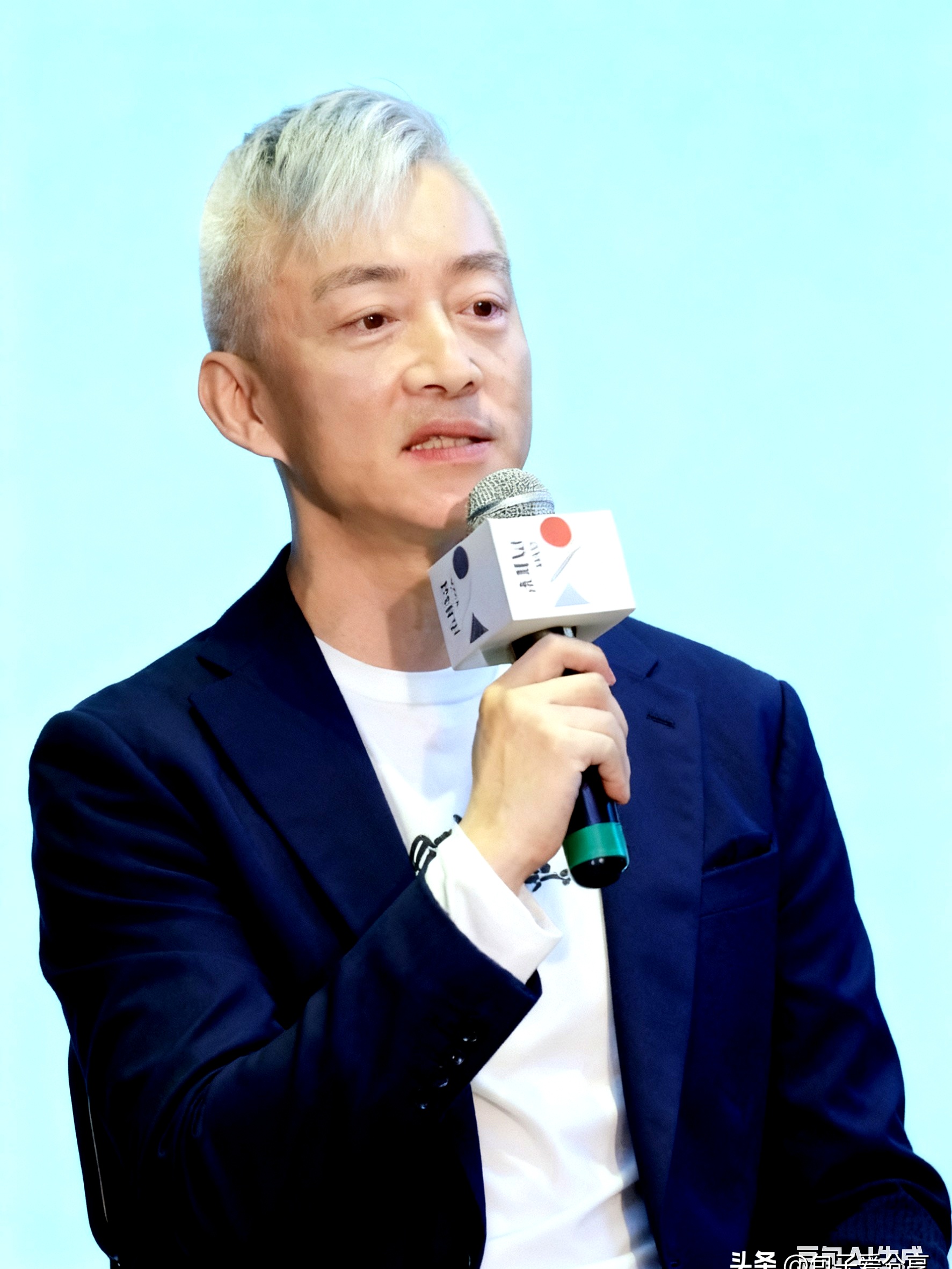56岁的亚宁这位曾经的央视主持人如今头发已然斑白但他却选择在