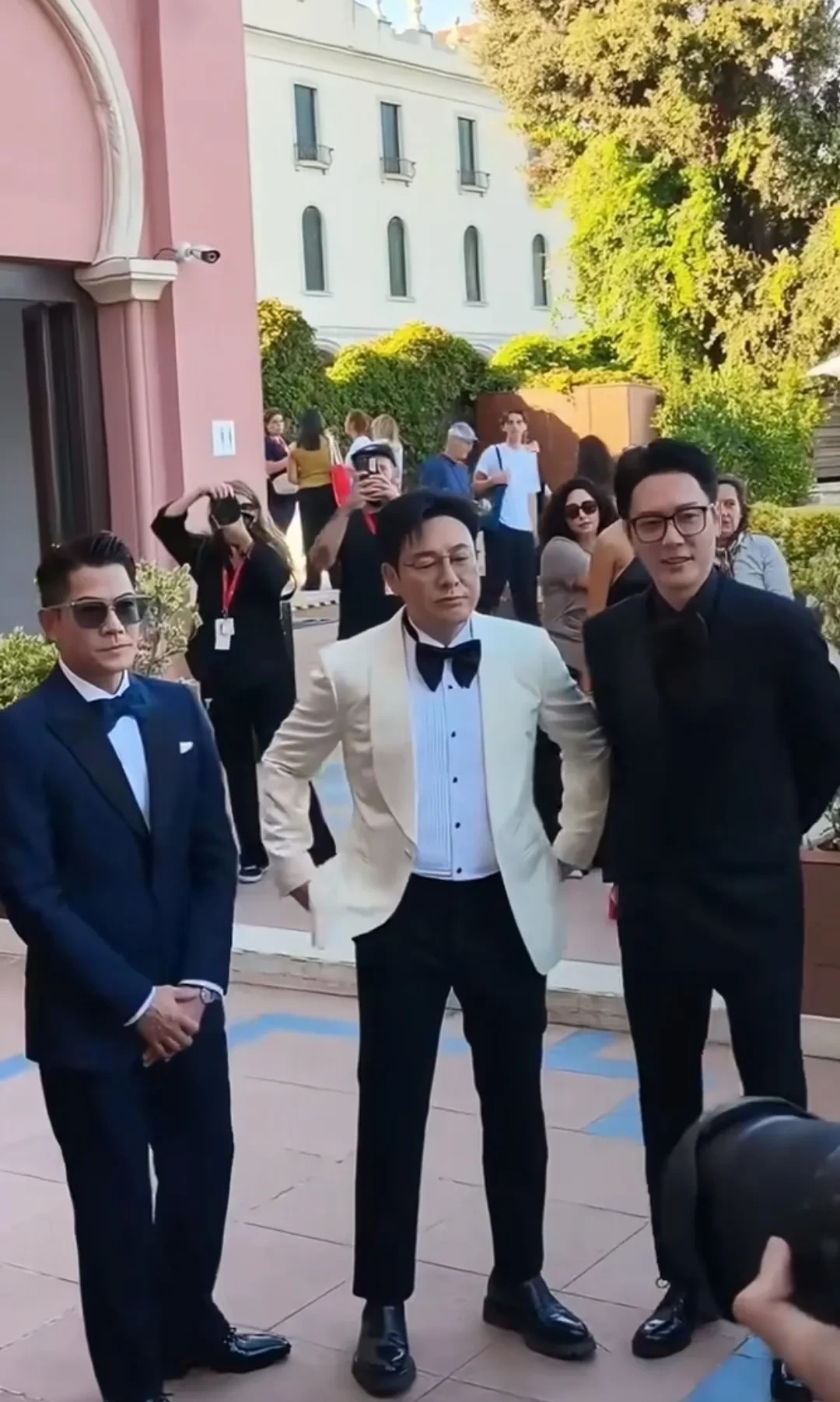 看郭富城张颂文冯绍峰三人同框个子最矮的是郭富城年纪最大的是
