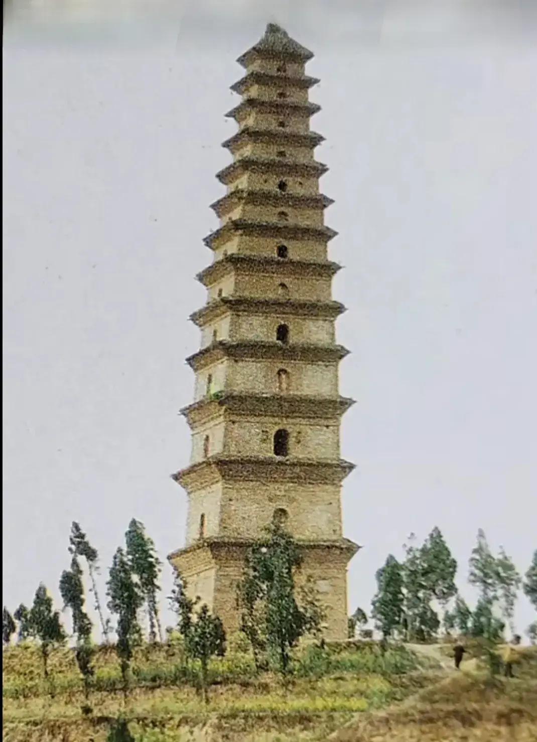 还记得我小时候在永济的普救寺,那时候的"莺莺塔"简简单单,没有太多