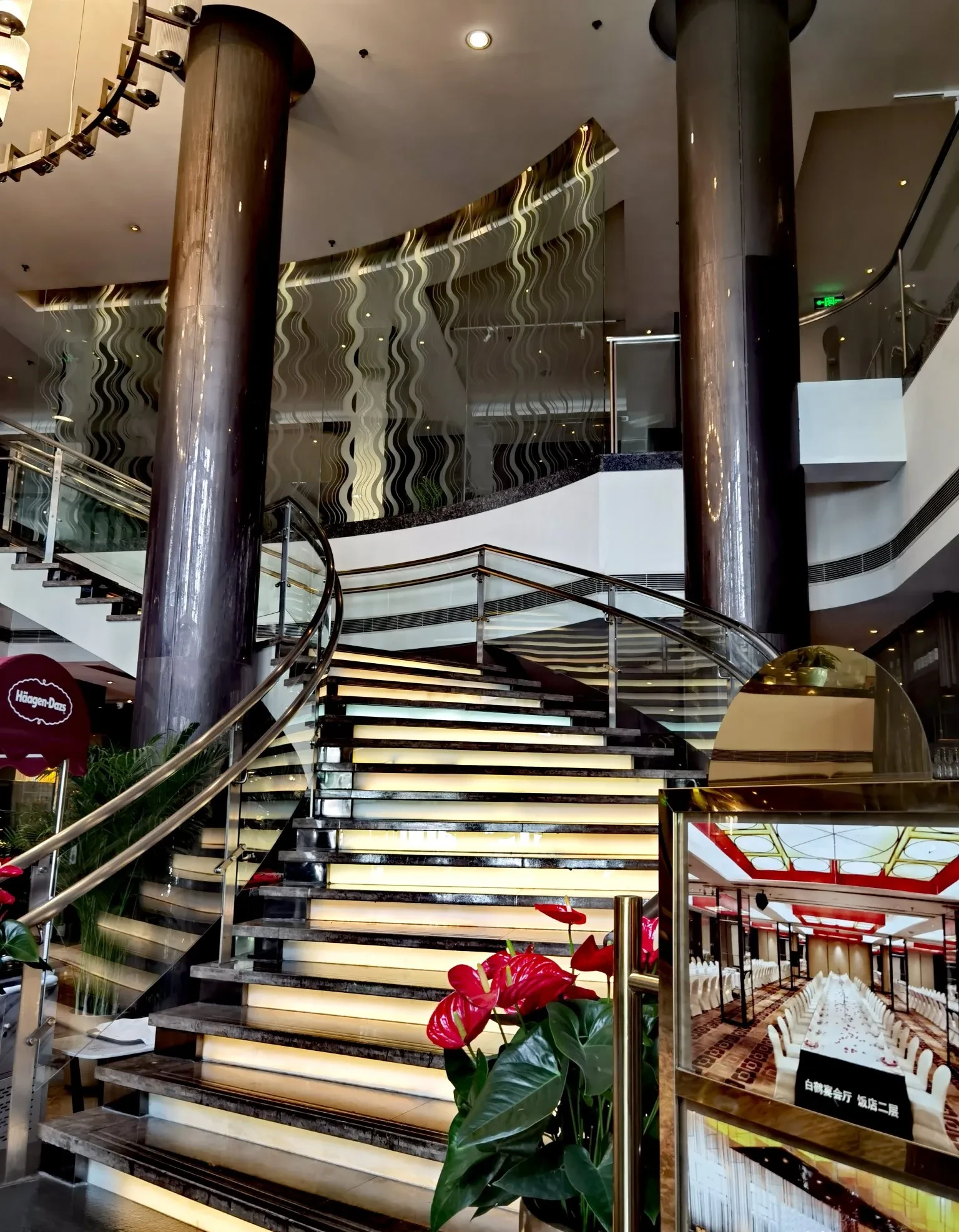 五月初在网上买了京伦饭店两张自助午餐券,拖到今天才去用了