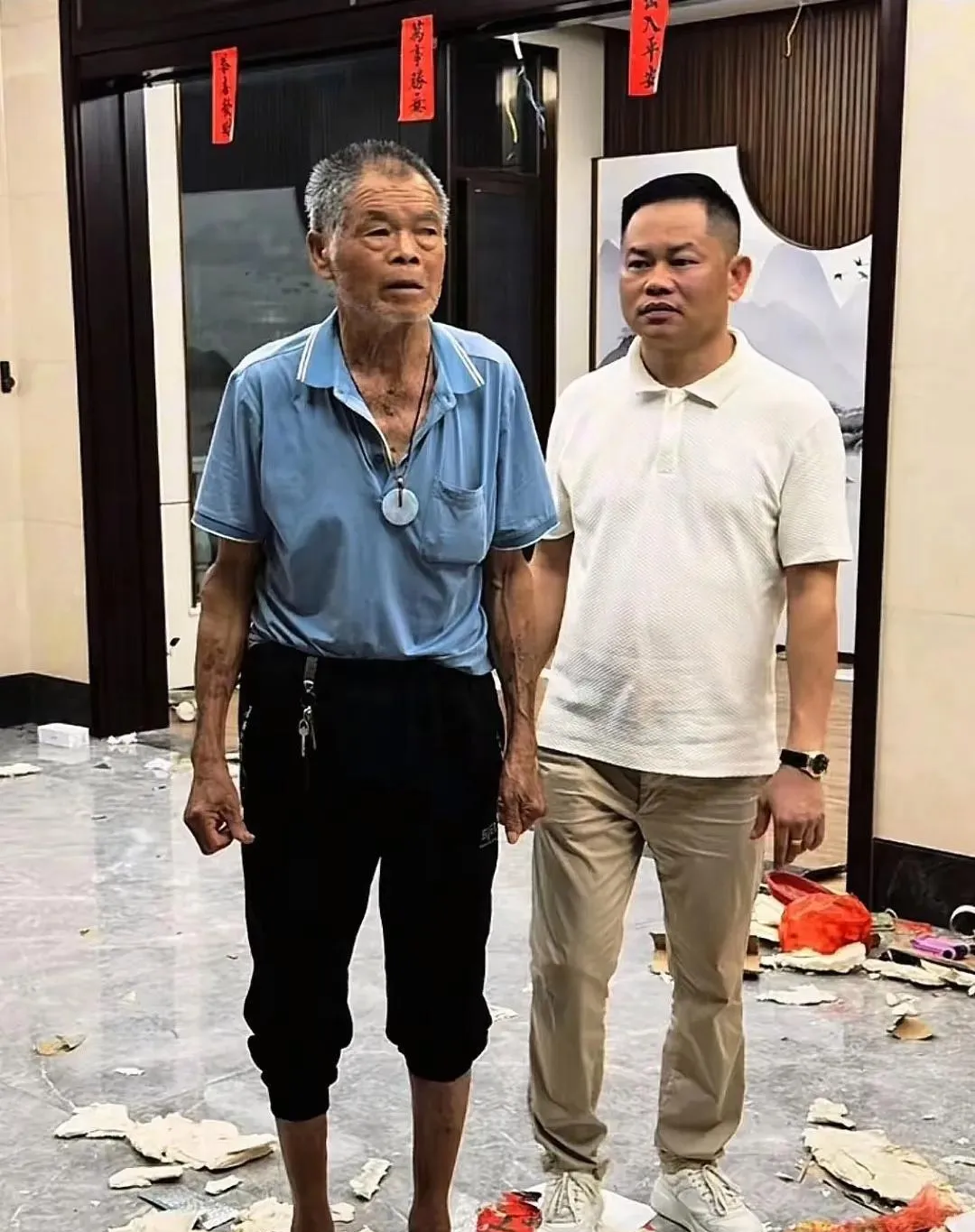 心水哥和老爸站在客厅中央,眼泪往下淌,脚底下满是碎砖头