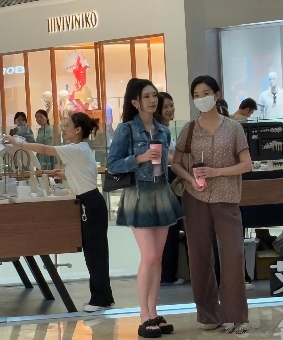 江疏影在成都万象城逛街呢那两条腿又白又直还细溜溜的身材简直绝了