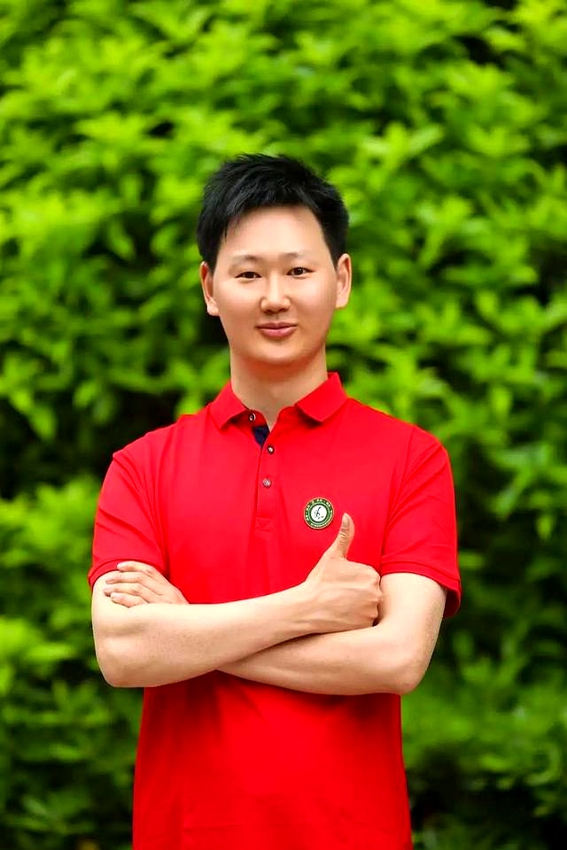 近日,四川成都的一个高中老师为了兑现"全程陪考"的承诺,参与了2025年