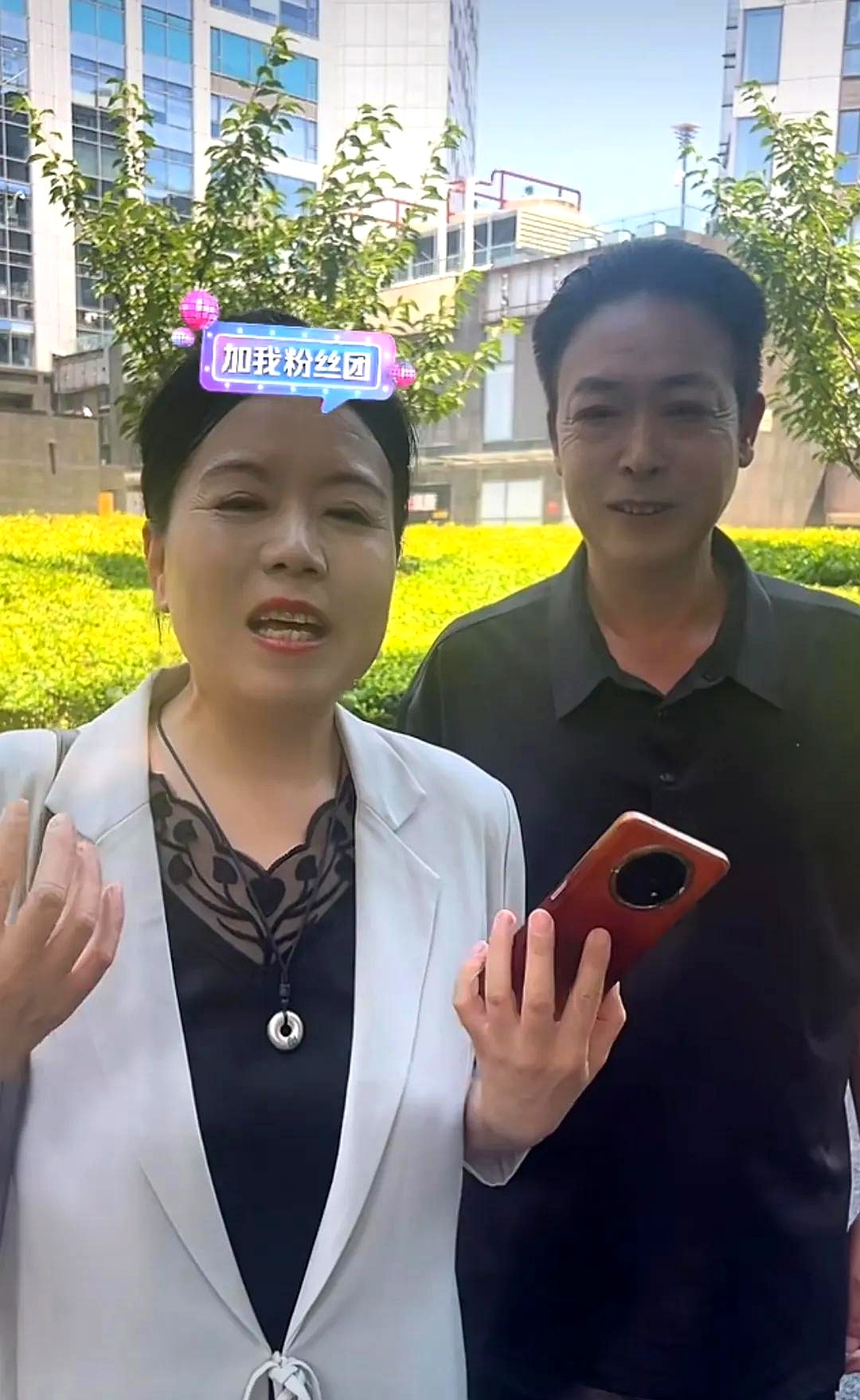 许敏里面穿了黑色内搭外面套了件白色短袖挺时髦的