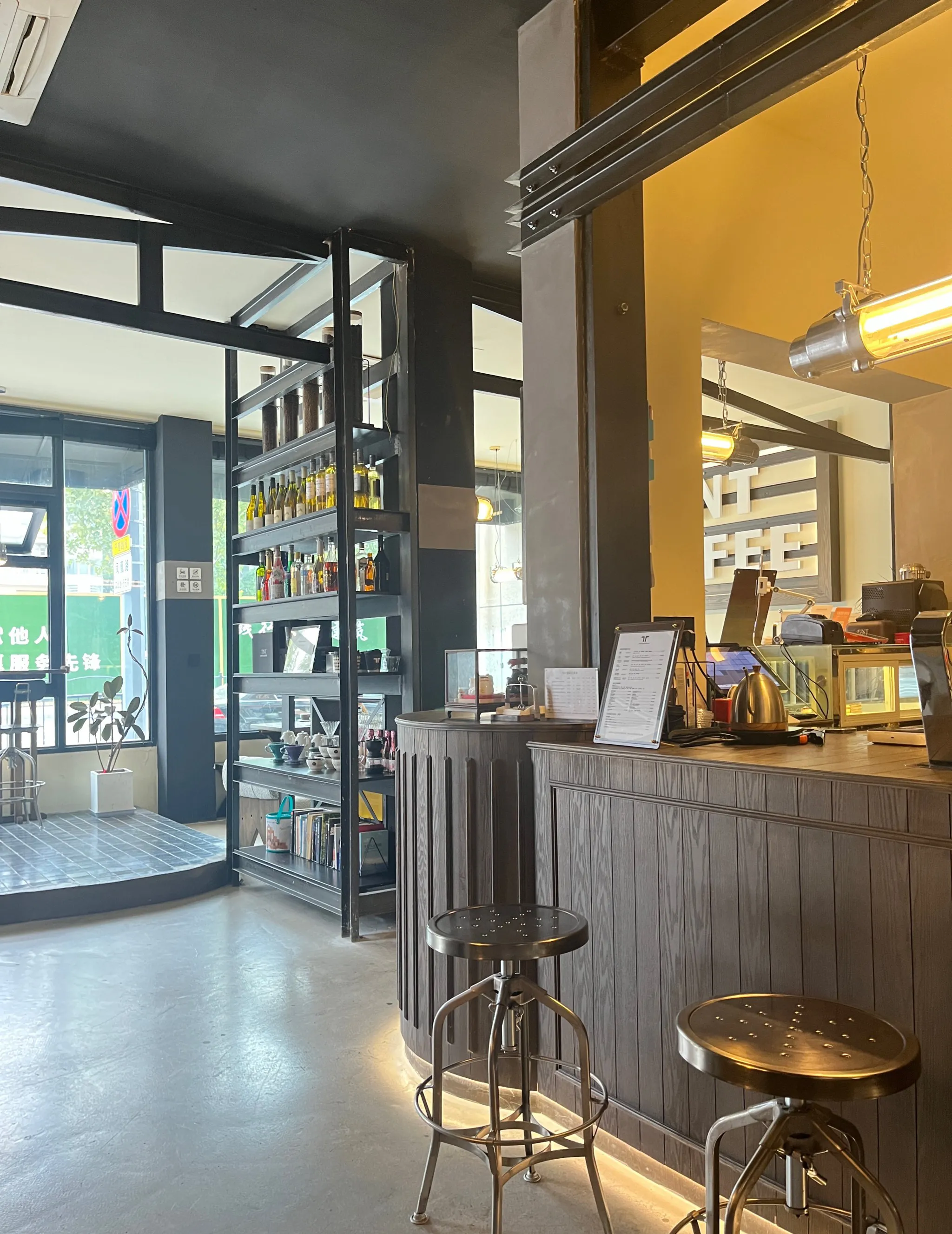 我主动说要不约个时间见一面吧,他也同意了,微信加了好友