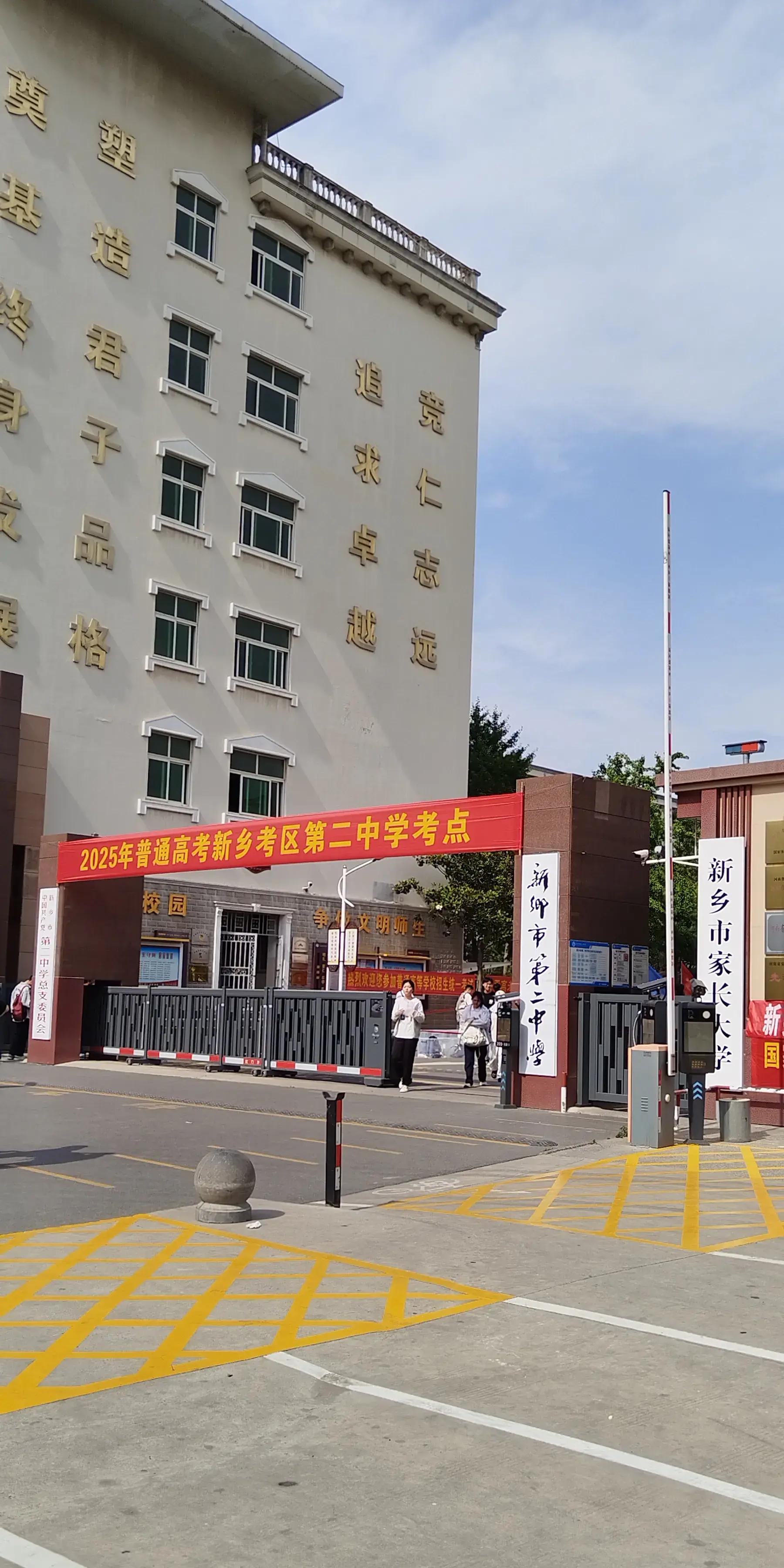 高考成绩出来了,孩子一脸的激动,对我们来说,今晚注