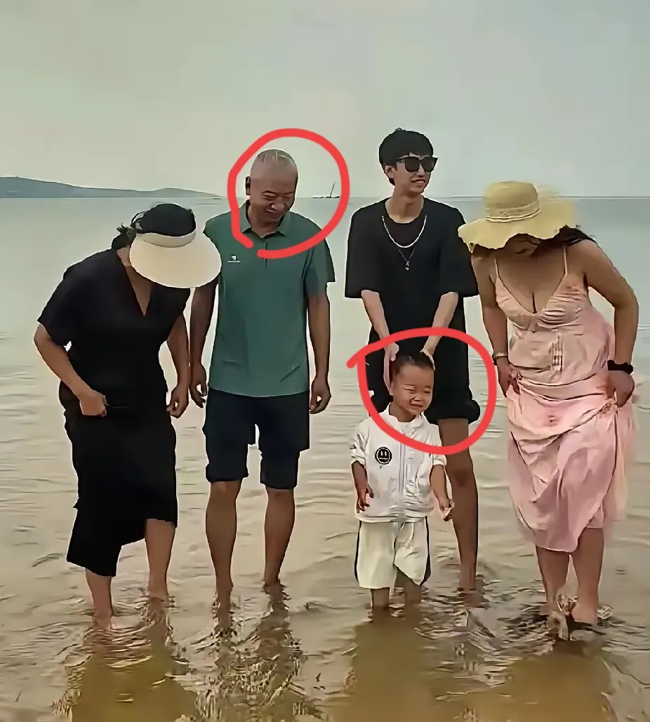 中原御府女业主带领一家老小海边游玩,很多人的焦点